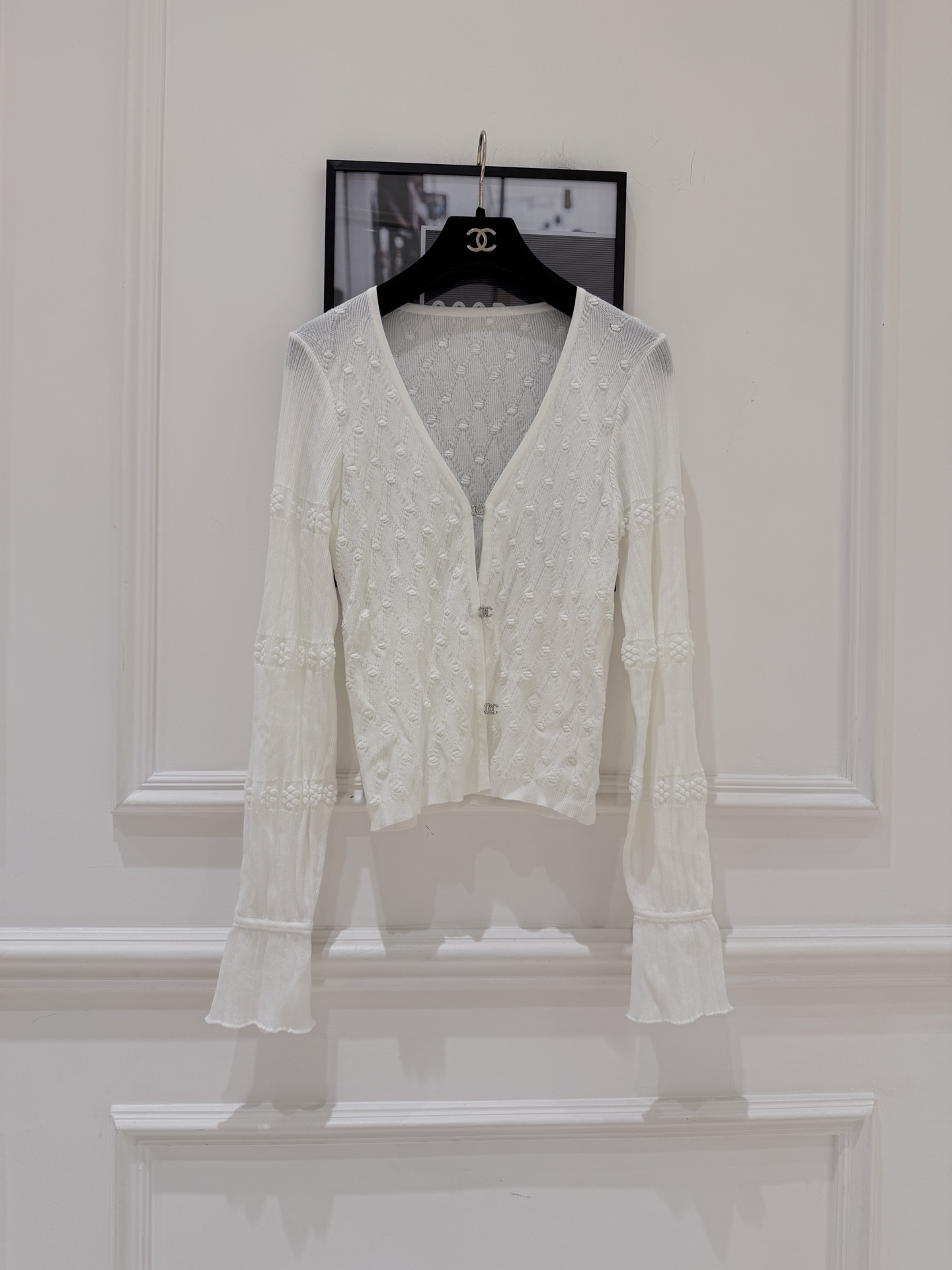 NO:944450,Cha* white three-dimensional flower knitted cardigan, V-neck design, raised little flower bud texture all over, cuffs with fungus edges, short slim fit, very gentle and craftsmanship. SML., Chanel-clothing, chanel,19860909Cha*白色立体花朵针织开衫, V领设计,满身凸起的小花苞纹理,袖口带木耳边收边,短款修身版型,很温柔又有工艺感. SML.,香奈儿-服装,chanel,,Women's clothing