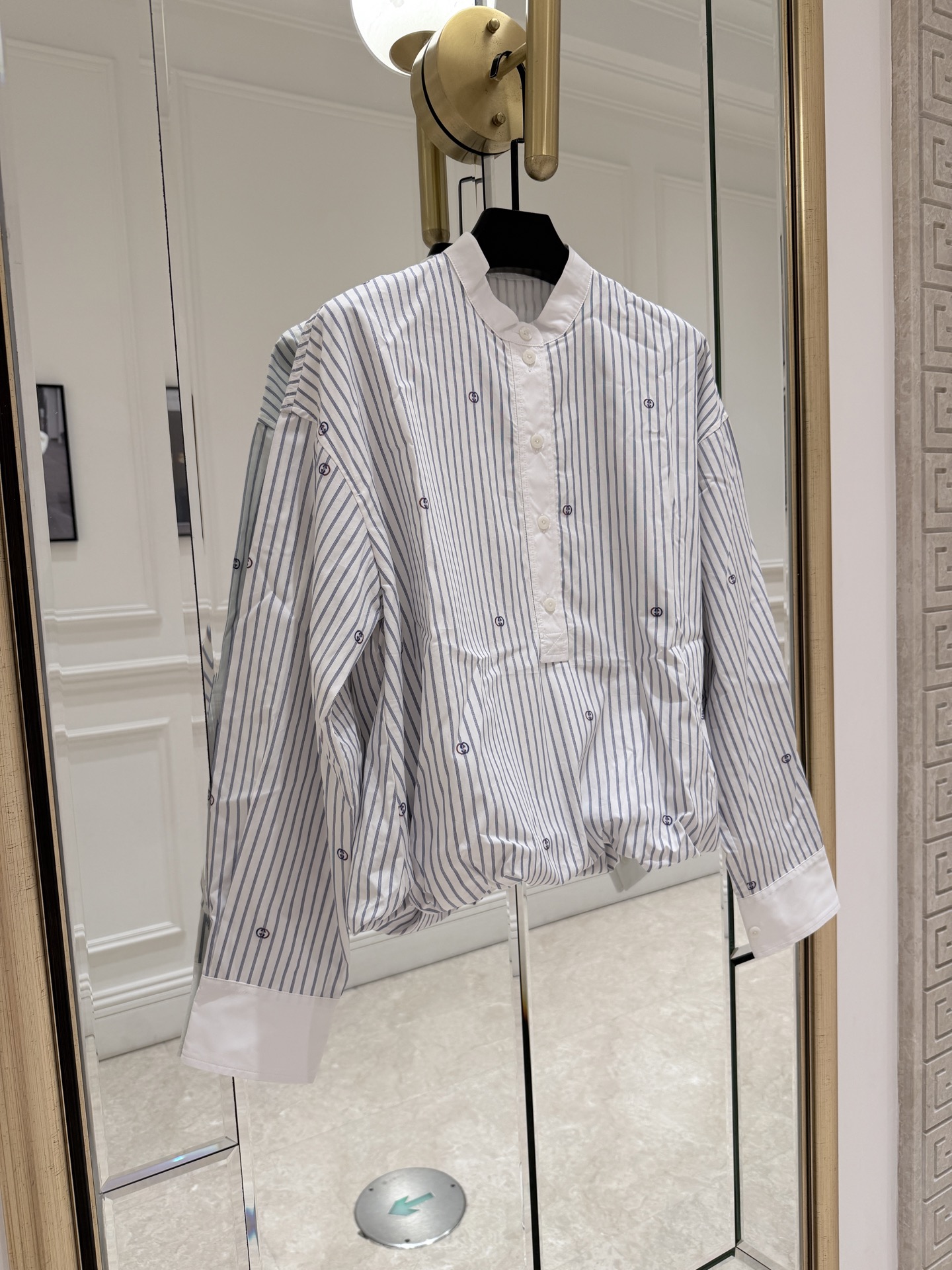 NO:944439,Gucci* white-on-blue vertical striped stand-collar shirt, with curved collar edges, center front button closure, dark double C logo embroidery scattered throughout the body, and white splicing and contrasting design on the cuffs. The overall look is refreshing and detailed. SML., Chanel-clothing, chanel, gucci, shirts,19860909Gucci*白底蓝竖条纹立领衬衫,领口弧形收边,前中纽扣开合,衣身散落着深色双C logo 刺绣,袖口有白色拼接撞色设计,整体很清爽又有细节. SML.,香奈儿-服装,chanel,gucci,shirts,,Women's clothing