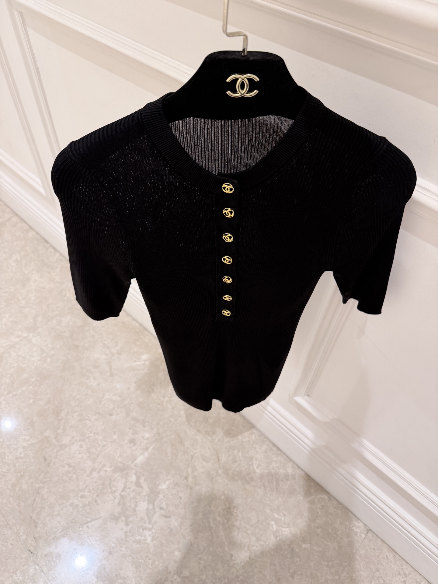 NO:948252,Cha* rib knitted short sleeves, round neck short sleeves, gold double C logo buttons along the placket, slim fit but not tight fit, fabric with vertical stripe texture, slimming and textured. SML.P, Chanel-clothing, chanel, T-shirt,19860909Cha*罗纹针织短袖 圆领短袖,金色双C logo 纽扣沿门襟排下来,修身但不紧绷的版型,面料有竖条纹理,显瘦又有质感. SML.P,香奈儿-服装,chanel,T-shirt,,Women's clothing