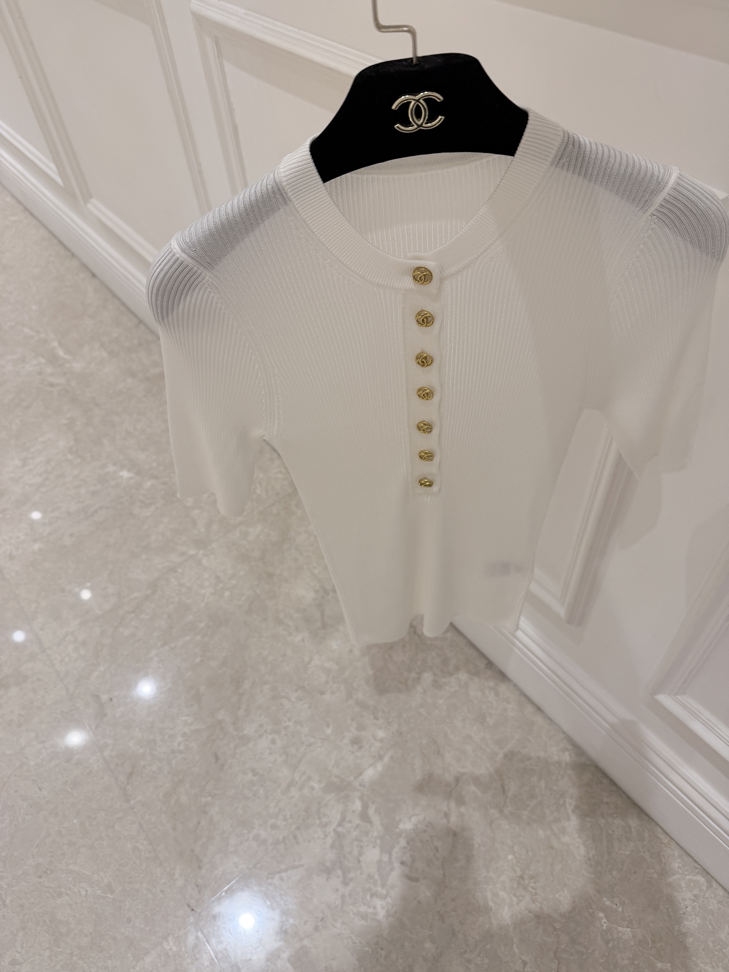 NO:948147,Cha* rib knitted short sleeves, round neck short sleeves, gold double C logo buttons along the placket, slim fit but not tight fit, fabric with vertical stripe texture, slimming and textured. SML., Chanel-clothing, chanel, T-shirt,19860909Cha*罗纹针织短袖 圆领短袖,金色双C logo 纽扣沿门襟排下来,修身但不紧绷的版型,面料有竖条纹理,显瘦又有质感. SML.,香奈儿-服装,chanel,T-shirt,,Women's clothing