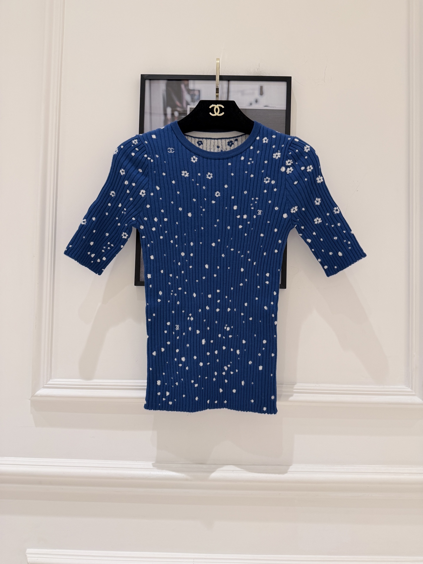 NO:948268,Cha*26A blue knitted short-sleeved soft knitted fabric, comfortable and close-fitting. White flower embellishment, fresh and playful, perfect for spring and summer! Short-sleeved round neck design, can be easily used in daily or light formal occasions SML., Chanel-clothing, chanel, T-shirt,19860909Cha*26A蓝色针织连短袖 柔软针织面料,穿着舒适贴身.白色小花点缀,清新又俏皮,春夏季节超适合!短袖圆领设计,日常或轻正式场合都能轻松驾驭 SML.,香奈儿-服装,chanel,T-shirt,,Women's clothing