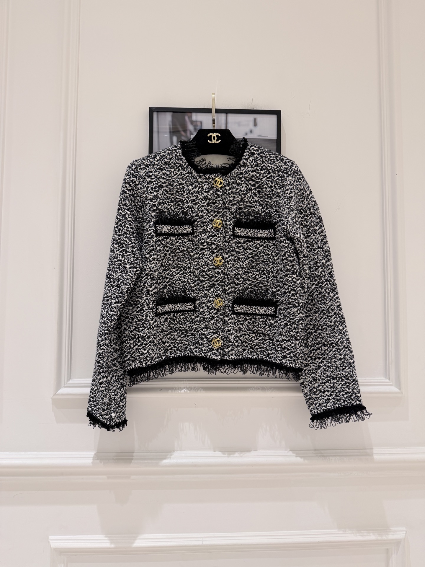 NO:948169,Cha* black and white blended tweed short jacket, round neck button design, gold double C logo buttons, four pockets + black piping, fringed hem and cuffs SML., Chanel-clothing, chanel, jackets & coats,19860909Cha*黑白混纺粗花呢短外套,圆领排扣设计,金色双C logo 纽扣,四口袋+黑色滚边,下摆和袖口有流苏收边 SML.,香奈儿-服装,chanel,jackets & coats,,Women's clothing