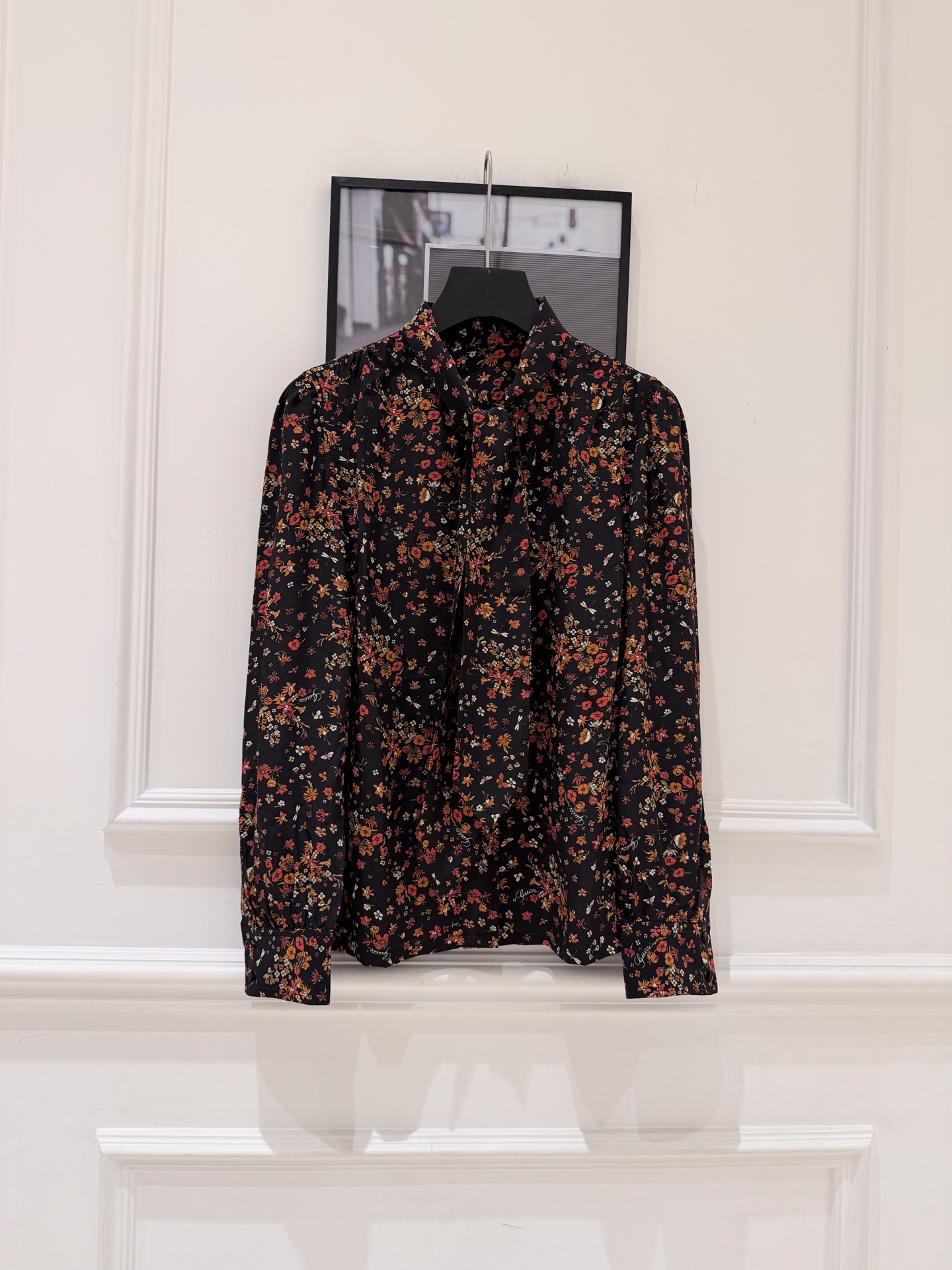 NO:948257,Gu* floral shirt is full of small orange-red florals, with long lapel and long sleeves. The fabric is comfortable and breathable, and the overall feeling is retro literary and pastoral. SML., Gucci-clothing, gucci, shirts,19860909Gu*碎花衬衫 满幅橘红橙色小碎花,翻领长袖,面料舒适透气整体是复古文艺的田园感. SML.,古驰-服装,gucci,shirts,,Women's clothing