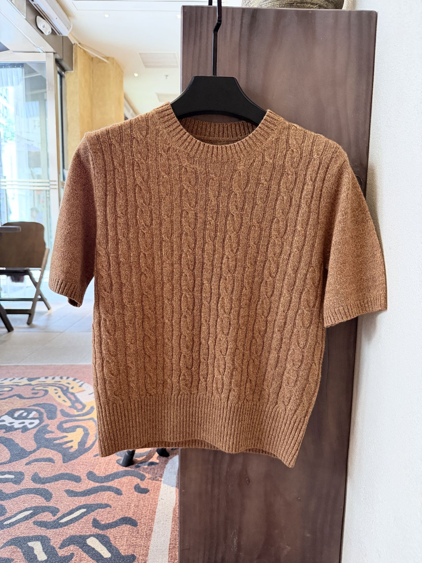 NO:948287,Lp* knitted short-sleeved twist feels delicate, breathable and comfortable! Hollow knitting technology, three-dimensional texture is super textured, caramel color is low-key and white, easy to control for commuting and leisure. High density and not easy to deform, not afraid of shrinkage when washed, environmentally friendly and practical, comfortable and high-end SML., women's clothing, loro piana, T-shirt,19860909Lp*针织短袖 麻花手感细腻 透气又舒适!镂空针织工艺,立体纹理超有质感,焦糖色低调显白,通勤休闲都能轻松驾驭.密度高不易变形,水洗也不怕缩水,环保又实用 舒适与高级感兼备 SML.,女装,loro piana,T-shirt,,Women's clothing