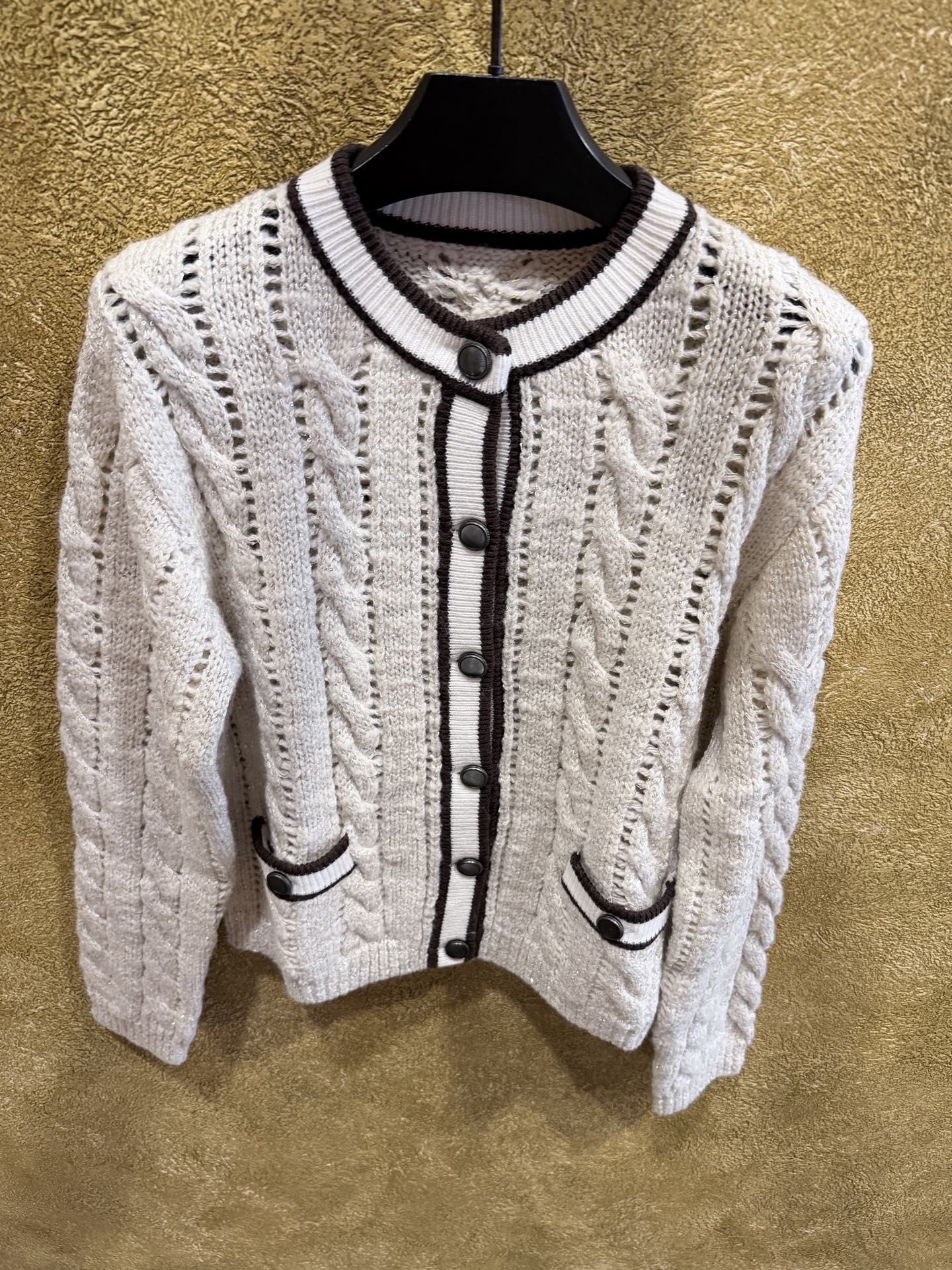 NO:950770,Brunello Cucinelli (BC) 26FW cable hollow knitted cardigan, milky white background + dark coffee/black contrasting edge, classic small round neck short style, three-dimensional twist hollow weaving method, there is fine glitter hidden in the yarn, there will be a slight luster in the sun. SML., women's clothing, brunello cucinelli,19860909Brunello Cucinelli（BC） 26FW 绞花镂空针织开衫 奶白底色 + 深咖/黑色撞色包边,经典的小香风圆领短款,立体麻花镂空织法,纱线里还藏了细闪,阳光下会有微微的光泽感. SML.,女装,brunello cucinelli,,Women's clothing