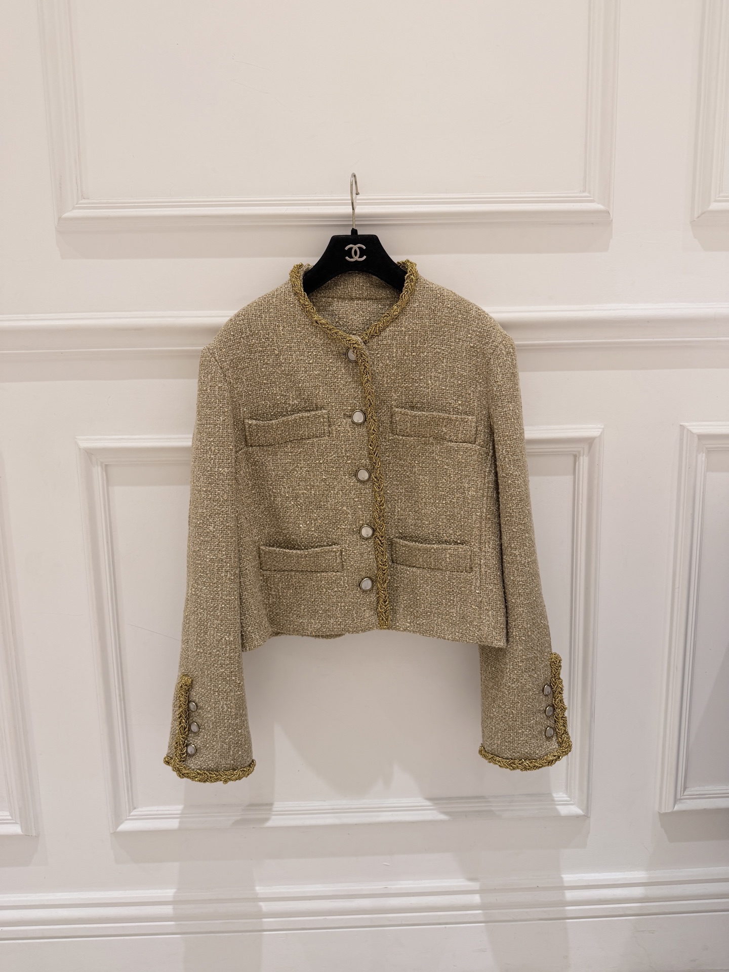 NO:948329,Cha* 26S golden tweed jacket is the first season work of Chanel's new designer Matthieu Blazy (Matthew Blazy), and it is one of the more recognizable items of this season. The golden wheat color + sequin piping is very heavy-duty, and the real thing shimmers in the light, and the gorgeous appearance looks beautiful SML., Chanel-clothing, chanel, jackets & coats,19860909Cha* 26S 金色粗花呢外套 属于香奈儿新任设计师 Matthieu Blazy（马修·布拉齐）上任后的第一季作品,算是本季比较有辨识度的单品之一.金色麦穗色 + 亮片滚边的工艺很重工,实物在光线下闪着微光,华丽的外表看起来很美 SML.,香奈儿-服装,chanel,jackets & coats,,Women's clothing
