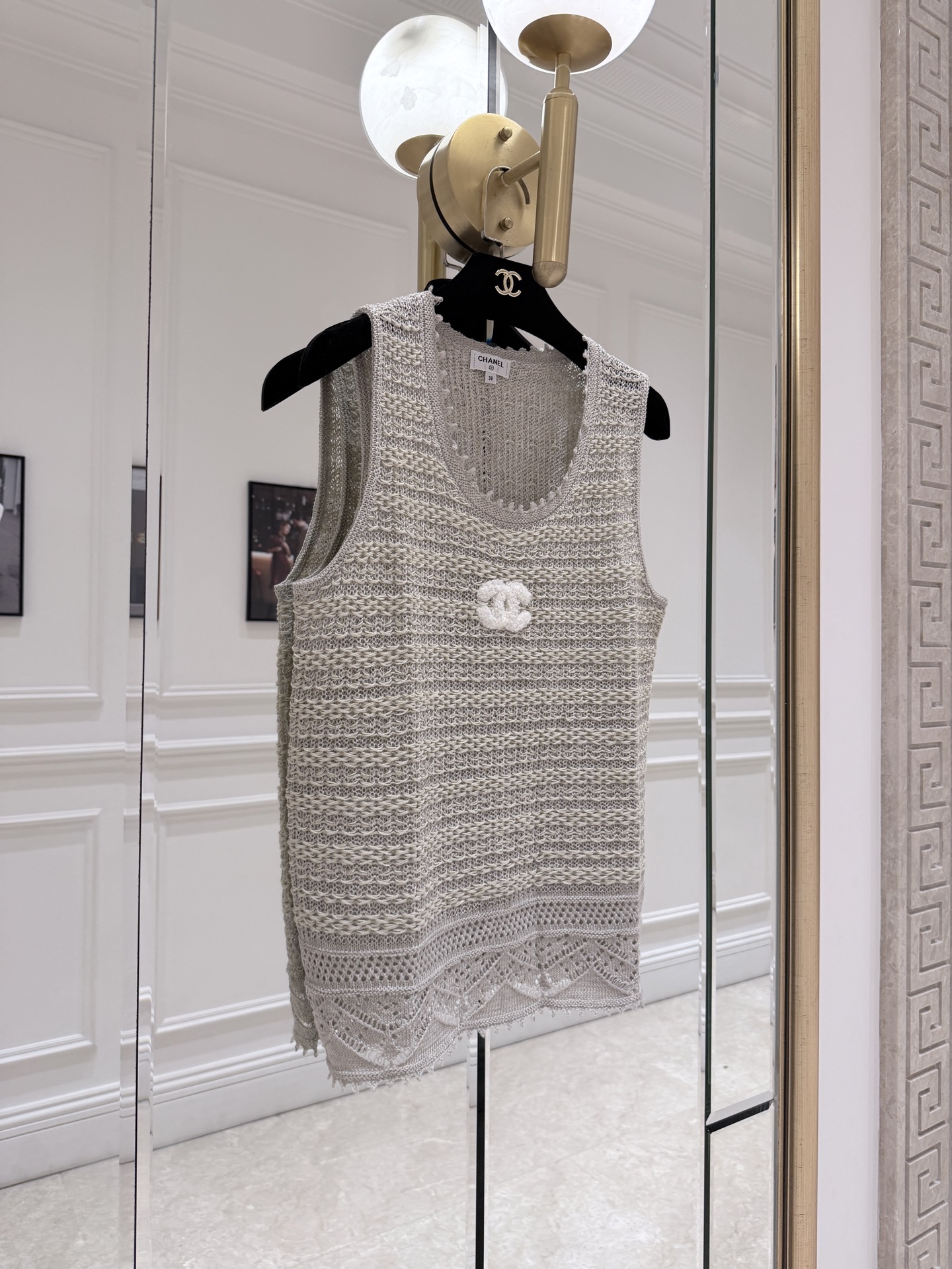 NO:950779,Cha* hollow knitted vest, light green tone + classic double C logo, highly recognizable! Sleeveless design, super refreshing to wear in spring and summer, the hollow knitting process makes layering and breathability online. One-size-fits-all, suitable for wearing alone or layered, easily create retro or casual style, can be easily controlled for daily outings and vacations ~ F.P, Chanel - clothing, chanel,19860909Cha*镂空针织背心 浅绿色调+经典双C标志,辨识度超高!无袖设计,春夏穿超清爽,镂空编织工艺让层次感和透气性都在线.均码不挑人,单穿or内搭都很OK,轻松打造复古or休闲风,日常出街、度假都能轻松驾驭~ F.P,香奈儿-服装,chanel,,Women's clothing