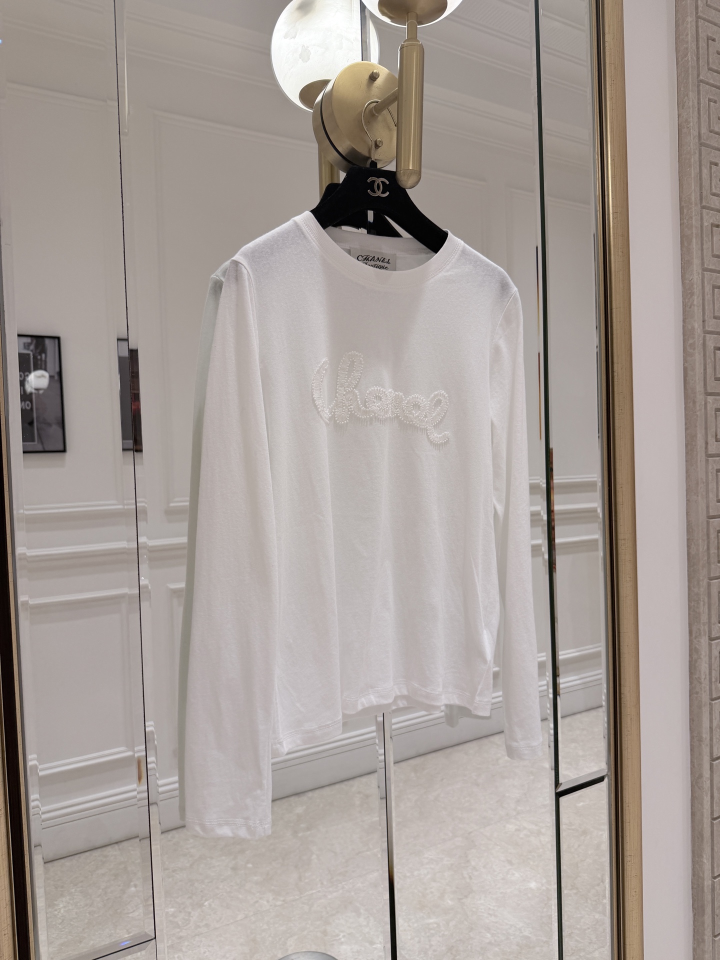 NO:950799,Cha* long-sleeved T-shirt is made of cotton fabric, soft and comfortable, and super friendly for daily wear! The word 'Cha*' on the front + white beads are simple and detailed. The round neck design is versatile and can be easily managed in casual or light luxury styles. The black background color is super elegant, and it goes well with jeans and skirts. It is just right to wear in spring and autumn ~ SML., Chanel - Clothing, chanel, skirts, jeans, tees, t-shirt,19860909Cha*长袖T恤 棉质面料,柔软舒适,日常穿着超友好!正面“Cha*”字样+白色珠饰,简约又有细节感.圆领设计,百搭不挑人,休闲or轻奢风都能轻松驾驭.黑色底色超显气质,搭配牛仔裤、半裙都很出彩,春秋季节穿着刚刚好~ SML.,香奈儿-服装,chanel,skirts,jeans,tees，t-shirt,,Women's clothing