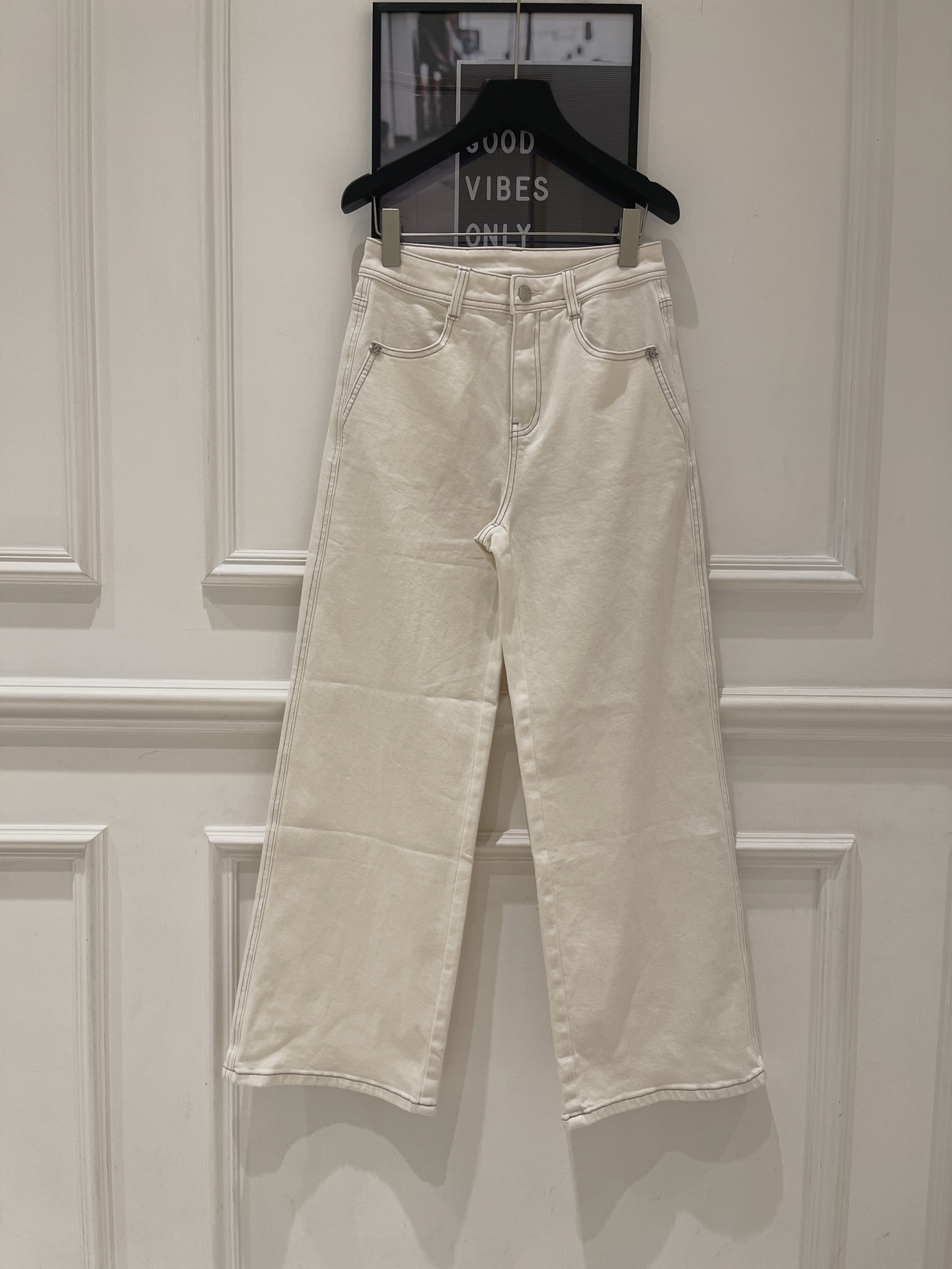 NO:950826,Cha* off-white straight wide-leg jeans, top-stitched design, loose but not draggy fit, refreshing and versatile for summer wear. SML., Chanel-clothing, chanel, jeans,19860909Cha*米白色直筒阔腿牛仔裤,明线车缝设计,宽松但不拖沓的版型,夏天穿清爽百搭. SML.,香奈儿-服装,chanel,jeans,,Women's clothing