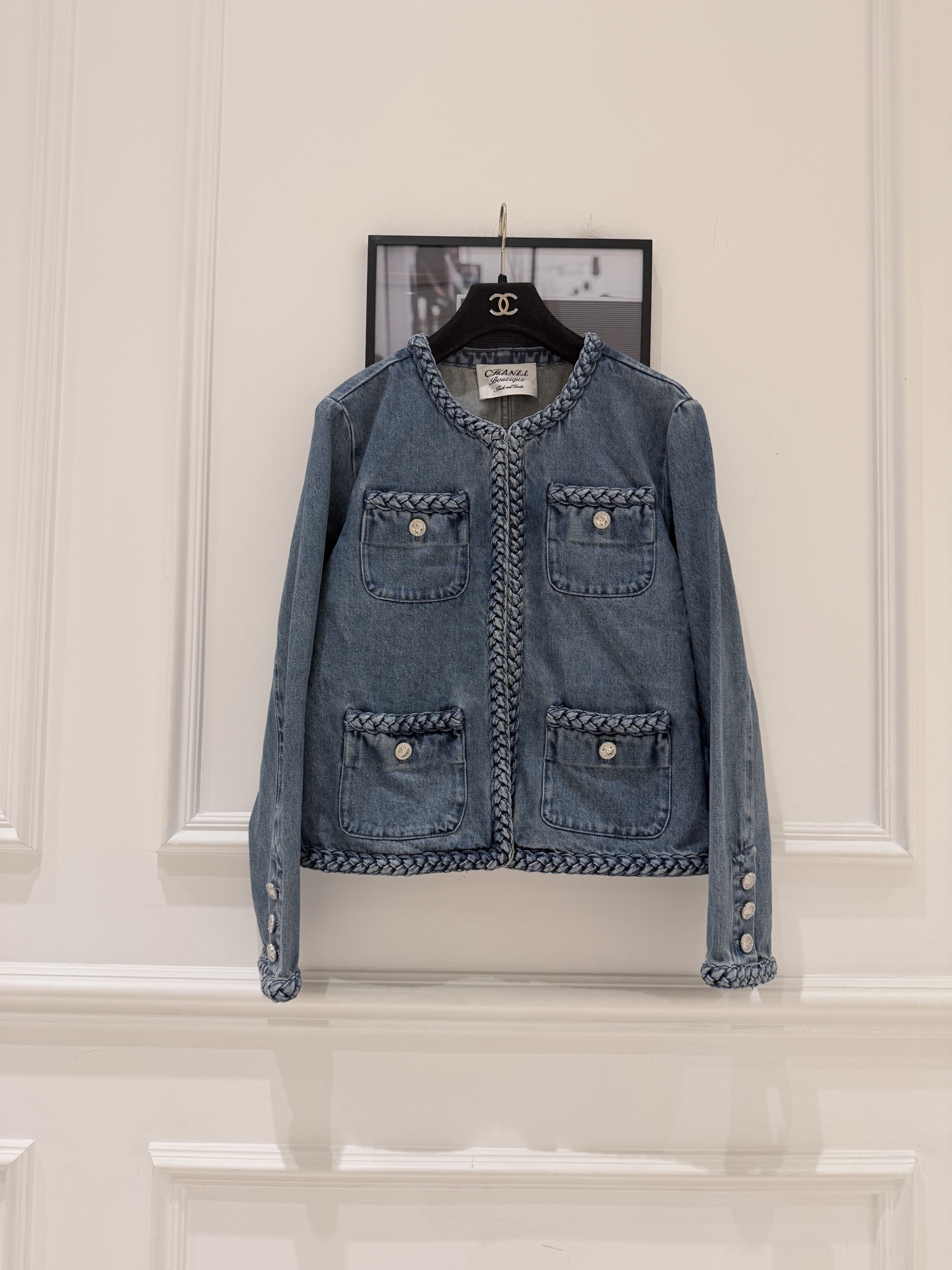 NO:950843,Cha* twist collar braided denim jacket is made of denim blue tweed, retro and casual. The braided piping design is super detailed, and the short box style is slim and covers the flesh. It can also raise the waistline and easily create a three-seven ratio. The four symmetrical pockets are practical and good-looking, making it easy to control daily commuting and leisure. SML., Chanel - Clothing, chanel, jackets & coats,19860909Cha*麻花领编织牛仔外套 采用牛仔蓝粗花呢,复古又休闲.编织滚边设计超有细节感,短箱型版型显瘦遮肉,还能拉高腰线,轻松打造三七比例.四个对称口袋实用又好看,日常通勤、休闲都能轻松驾驭 SML.,香奈儿-服装,chanel,jackets & coats,,Women's clothing