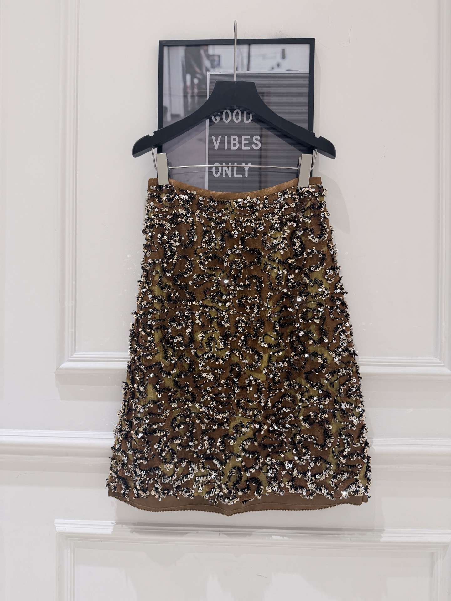 NO:950853,Heavy-duty gilt sequined skirt with a sense of design. Brown base fabric with silver sequins, super eye-catching! High-waisted straight version, moderate length, body modification and easy movement. The sequins are exquisitely arranged, full of retro gorgeousness, suitable for parties, dinners and other occasions. Paired with simple tops or leather jackets, you can easily create a fashionable layering and full aura. SML., women's clothing, skirts, leather jacket,19860909设计感重工鎏金亮片半身裙 咖色底布搭配银色亮片,流光溢彩超吸睛!高腰直筒版型,长度适中,修饰身形又方便活动.亮片排列精致,复古华丽感满满,适合派对、晚宴等场合,搭配简约上衣或皮衣,轻松打造时尚层次感,气场全开 SML.,女装,skirts,leather jacket,,Women's clothing