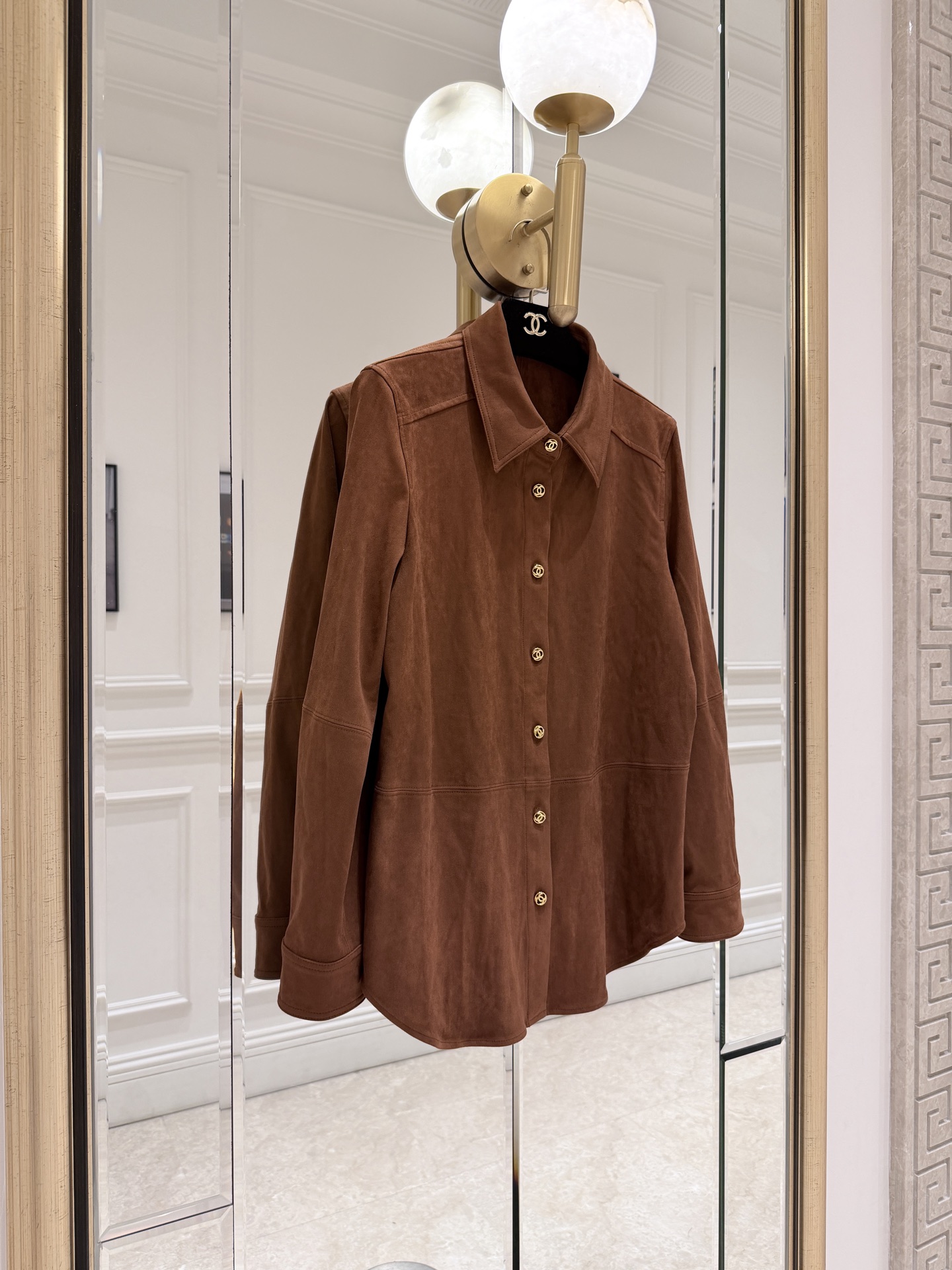 NO:950863,Cha* brown suede shirt jacket is soft and textured, very atmospheric in autumn and winter! Classic shirt style + metal buttons, perfect details. Brown is low-key and versatile, can be easily used for commuting, leisure, and outdoor. It is great to layer or wear alone, and it is easy to create a high-end outfit! SML., Chanel-clothing, chanel, jackets & coats, shirts, chamois leather,19860909Cha*棕色麂皮衬衫外套 柔软有质感,秋冬穿超有氛围感!经典衬衫版型+金属纽扣,细节满分.棕色低调百搭,通勤、休闲、户外都能轻松驾驭,叠穿或单穿都很出彩,轻松打造高级感穿搭! SML.,香奈儿-服装,chanel,jackets & coats,shirts,chamois leather,,Women's clothing