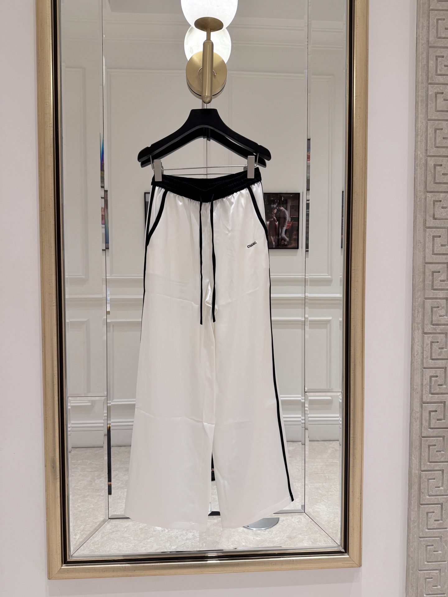 NO:950873,Cha*'s exclusive second-hand vintage series. Double-sided acetate suit, sleeveless vest and wide-leg pants. The vest has black edges + chest patch pocket design, double C logo on the left hem; wide-leg pants have an elastic drawstring waist, and black stripes on both sides extend to the trouser legs. Low-key, luxurious, and full of comfort. SML., Chanel-clothing, chanel,19860909Cha* 独家中古vintage系列 双面醋酸套装、无袖背心搭阔腿裤.背心有黑色包边+胸前贴袋设计,左侧下摆有双C logo；阔腿裤松紧抽绳腰,两侧黑色条纹延伸到裤脚 低调,又奢华,舒适感满满 SML.,香奈儿-服装,chanel,,Women's clothing