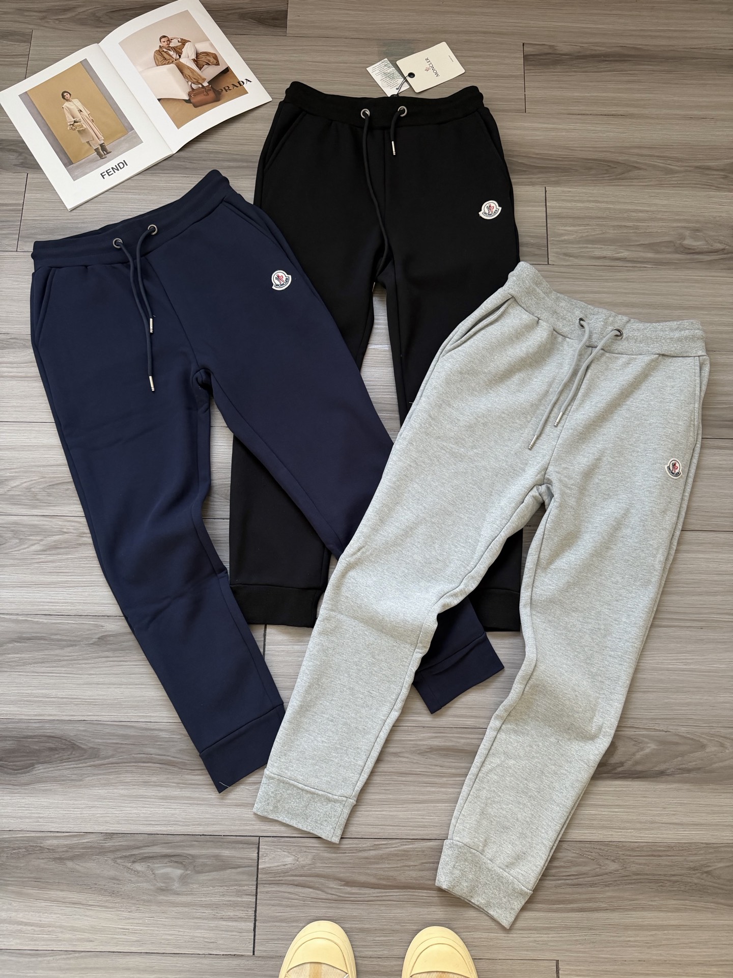 💰225
Moncler 蒙口 三色字母刺绣logo 纯色男女款抽绳束脚加绒卫裤.
颜色：灰色 藏青 黑色.
工艺：刺绣 立体剪裁 .
材质：加厚复合奥粒绒棉面料.  
尺码： M L XL 2XL.
品质：高品质.
辅料：三标齐 .
尺码表：
(体重为推荐具体以尺码表为准)
m:  腰围76 臀围110 裤长99
体