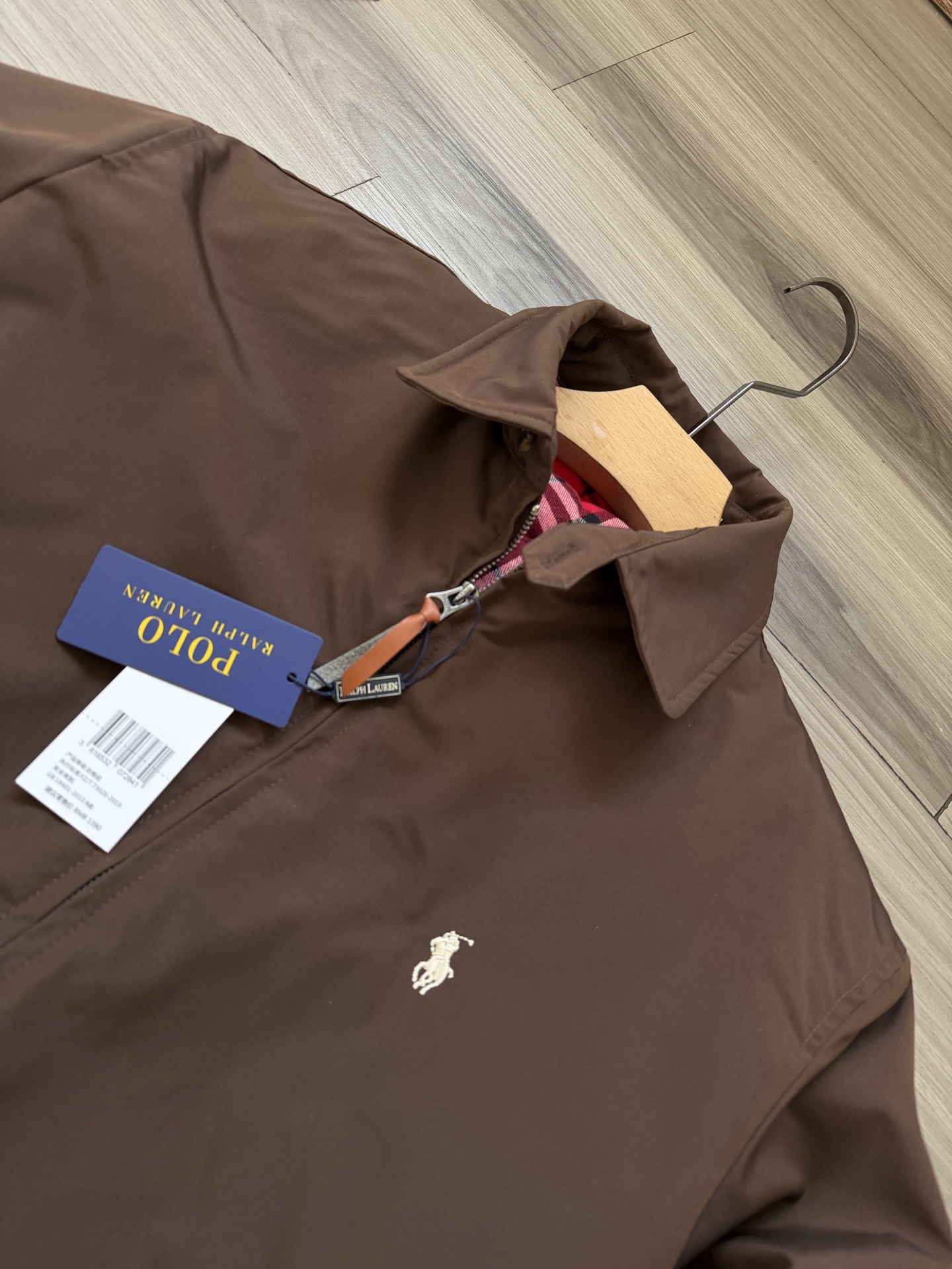 270💰（编号0031）
Ralph Laur＊n丨拉夫家 纯色小标马球刺绣男款商务休闲内里格纹立领拉链棉服夹克外套.
颜色：深咖色.
材质：定织防风防水锦纶面料.
填充：锁温科技保暖棉花
尺码：S M L XL.
辅料：三标齐.带字母拉链头.二维码可扫.
工艺：立体剪裁 刺绣.
品质：高品质.
版型：直筒.
尺码表：
（体重仅为推荐 具体以尺码表为准）
s  胸围118 衣长67 肩宽53 袖长66
推荐100-120斤
m 胸围122 衣长69 肩宽54 袖长66
推荐125-150斤
L  胸围126 衣长71 肩宽55 袖长67
推荐150-170斤
xl 胸围130 衣长73 肩宽57 袖长68
推荐170-195斤