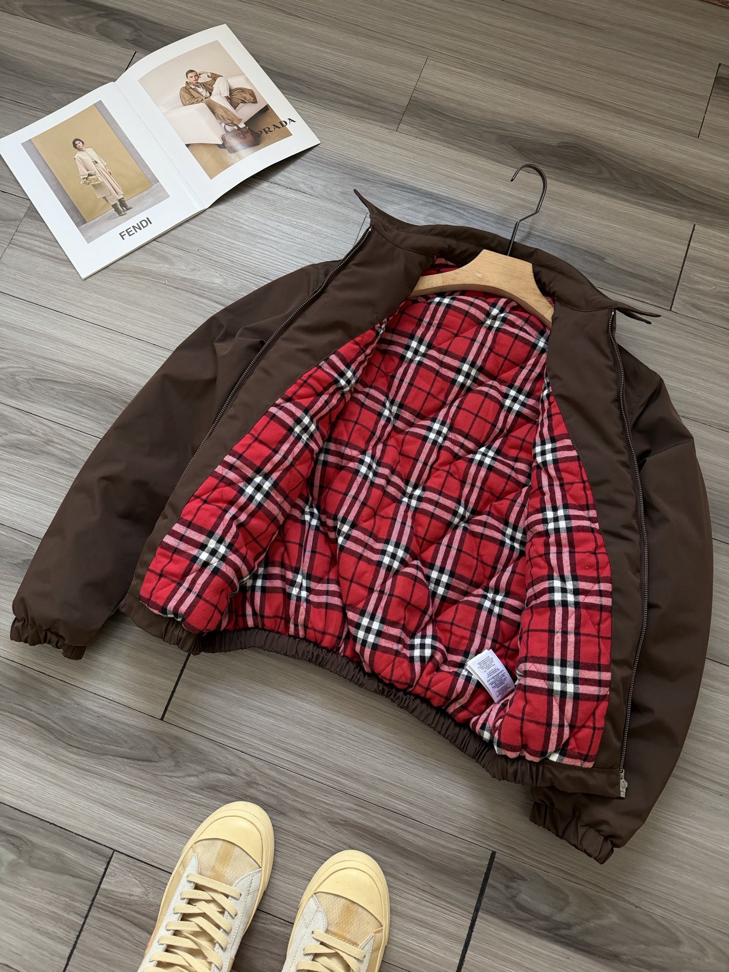 270💰（编号0031）
Ralph Laur＊n丨拉夫家 纯色小标马球刺绣男款商务休闲内里格纹立领拉链棉服夹克外套.
颜色：深咖色.
材质：定织防风防水锦纶面料.
填充：锁温科技保暖棉花
尺码：S M L XL.
辅料：三标齐.带字母拉链头.二维码可扫.
工艺：立体剪裁 刺绣.
品质：高品质.
版型：直筒.
尺码表：
（体重仅为推荐 具体以尺码表为准）
s  胸围118 衣长67 肩宽53 袖长66
推荐100-120斤
m 胸围122 衣长69 肩宽54 袖长66
推荐125-150斤
L  胸围126 衣长71 肩宽55 袖长67
推荐150-170斤
xl 胸围130 衣长73 肩宽57 袖长68
推荐170-195斤