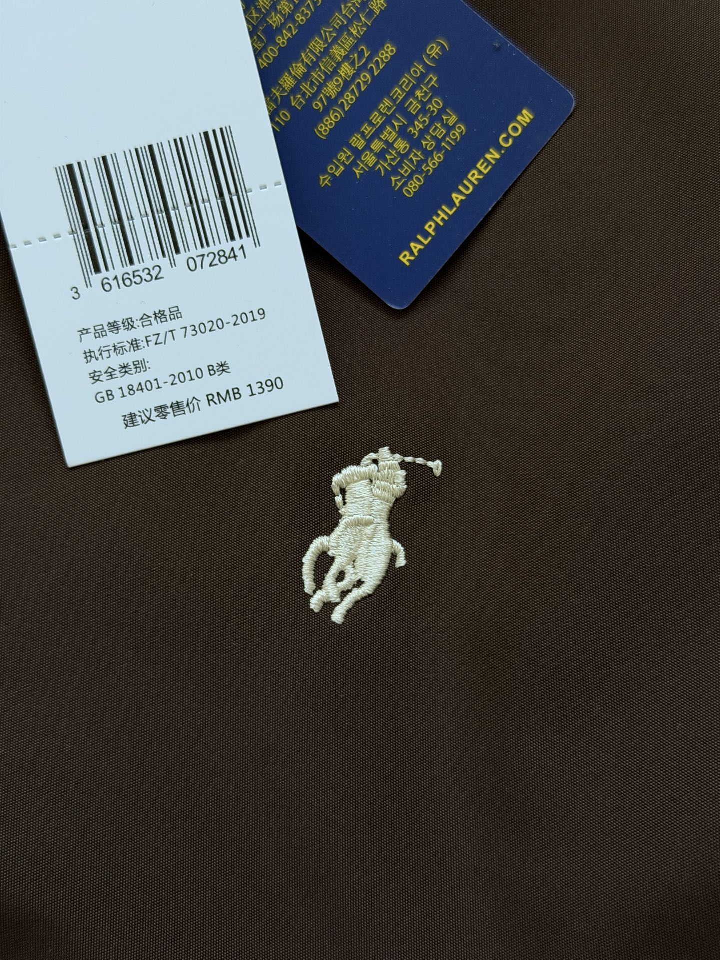 270💰（编号0031）
Ralph Laur＊n丨拉夫家 纯色小标马球刺绣男款商务休闲内里格纹立领拉链棉服夹克外套.
颜色：深咖色.
材质：定织防风防水锦纶面料.
填充：锁温科技保暖棉花
尺码：S M L XL.
辅料：三标齐.带字母拉链头.二维码可扫.
工艺：立体剪裁 刺绣.
品质：高品质.
版型：直筒.
尺码表：
（体重仅为推荐 具体以尺码表为准）
s  胸围118 衣长67 肩宽53 袖长66
推荐100-120斤
m 胸围122 衣长69 肩宽54 袖长66
推荐125-150斤
L  胸围126 衣长71 肩宽55 袖长67
推荐150-170斤
xl 胸围130 衣长73 肩宽57 袖长68
推荐170-195斤