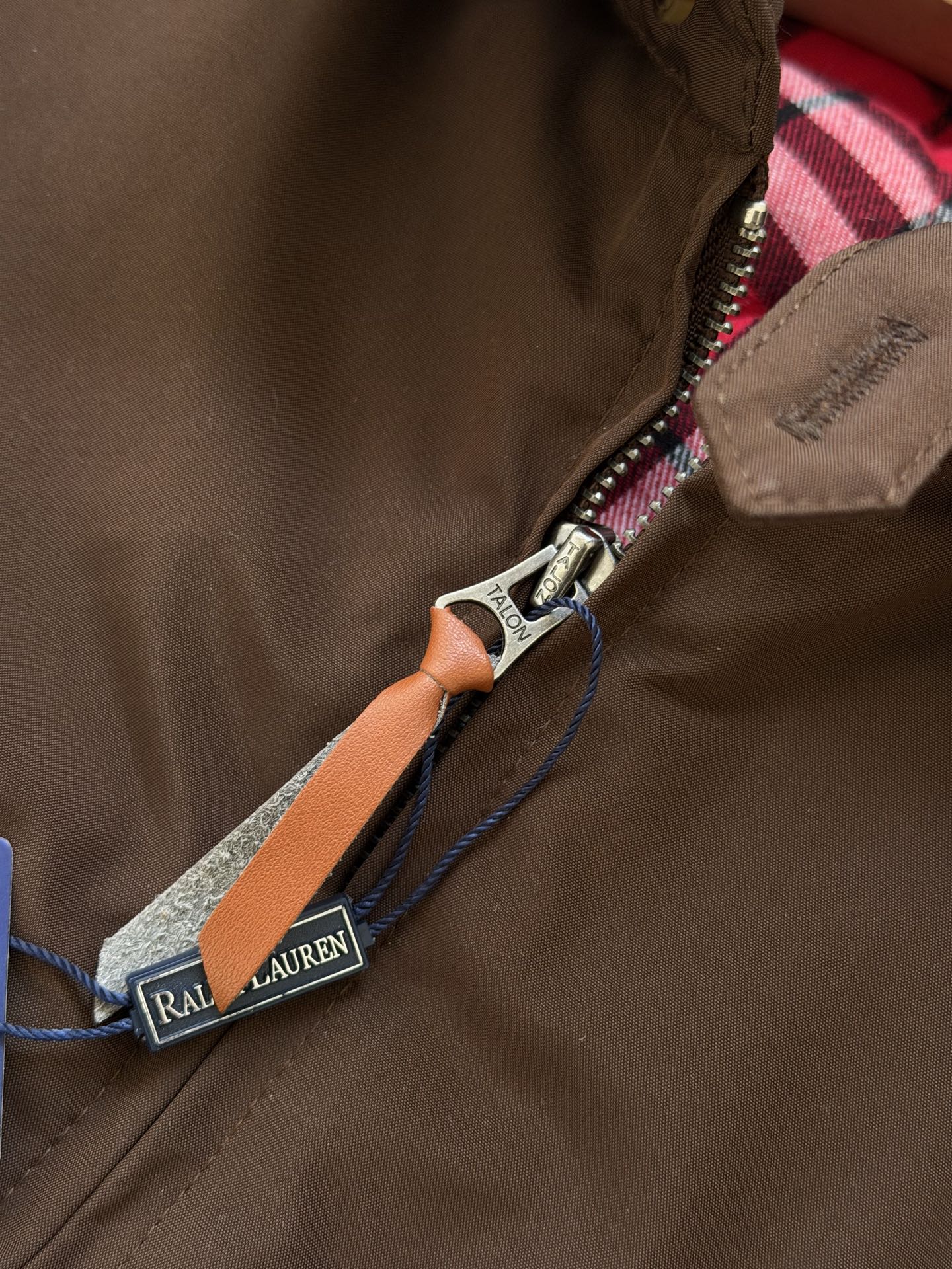 270💰（编号0031）
Ralph Laur＊n丨拉夫家 纯色小标马球刺绣男款商务休闲内里格纹立领拉链棉服夹克外套.
颜色：深咖色.
材质：定织防风防水锦纶面料.
填充：锁温科技保暖棉花
尺码：S M L XL.
辅料：三标齐.带字母拉链头.二维码可扫.
工艺：立体剪裁 刺绣.
品质：高品质.
版型：直筒.
尺码表：
（体重仅为推荐 具体以尺码表为准）
s  胸围118 衣长67 肩宽53 袖长66
推荐100-120斤
m 胸围122 衣长69 肩宽54 袖长66
推荐125-150斤
L  胸围126 衣长71 肩宽55 袖长67
推荐150-170斤
xl 胸围130 衣长73 肩宽57 袖长68
推荐170-195斤