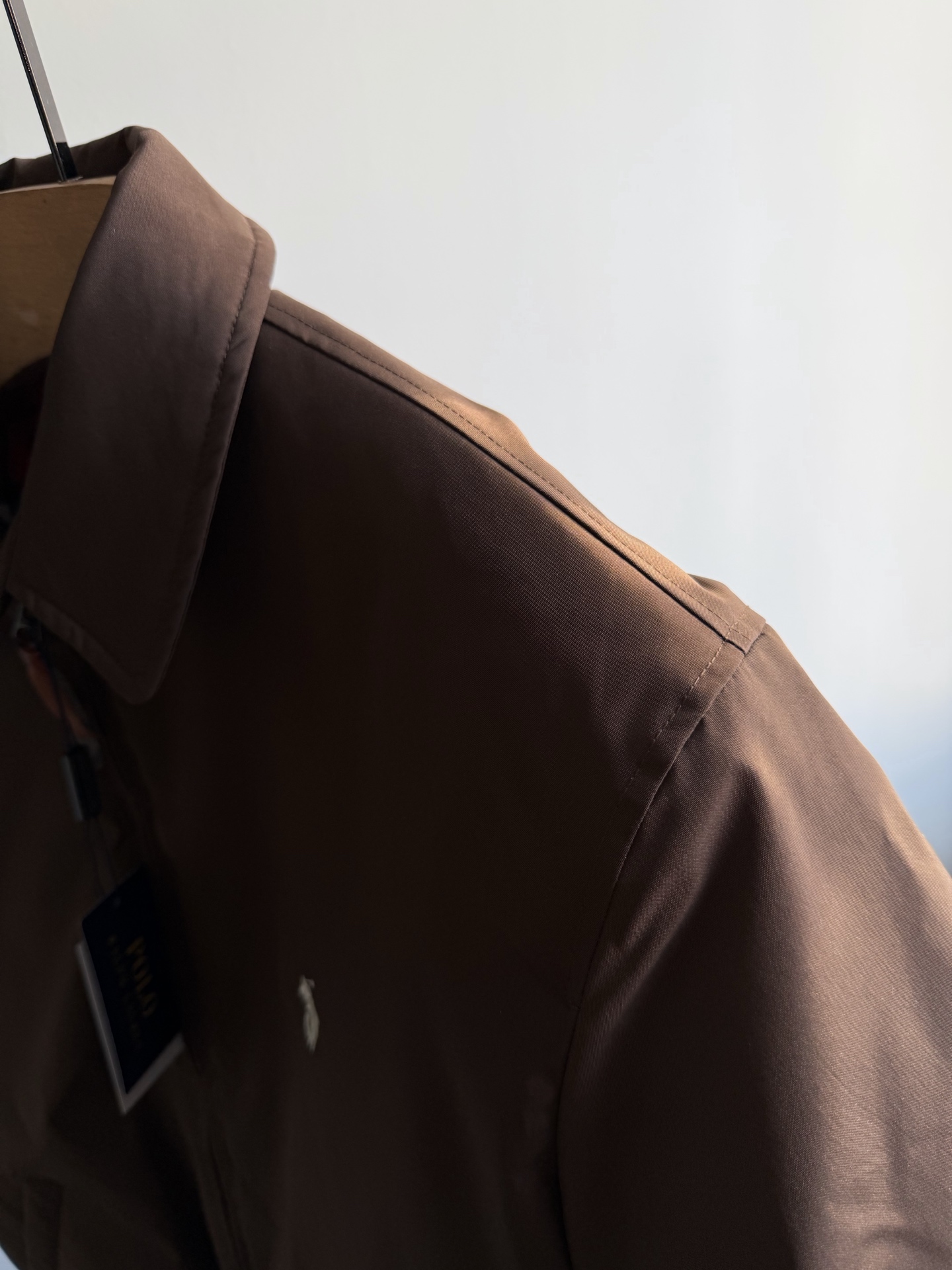 270💰（编号0031）
Ralph Laur＊n丨拉夫家 纯色小标马球刺绣男款商务休闲内里格纹立领拉链棉服夹克外套.
颜色：深咖色.
材质：定织防风防水锦纶面料.
填充：锁温科技保暖棉花
尺码：S M L XL.
辅料：三标齐.带字母拉链头.二维码可扫.
工艺：立体剪裁 刺绣.
品质：高品质.
版型：直筒.
尺码表：
（体重仅为推荐 具体以尺码表为准）
s  胸围118 衣长67 肩宽53 袖长66
推荐100-120斤
m 胸围122 衣长69 肩宽54 袖长66
推荐125-150斤
L  胸围126 衣长71 肩宽55 袖长67
推荐150-170斤
xl 胸围130 衣长73 肩宽57 袖长68
推荐170-195斤