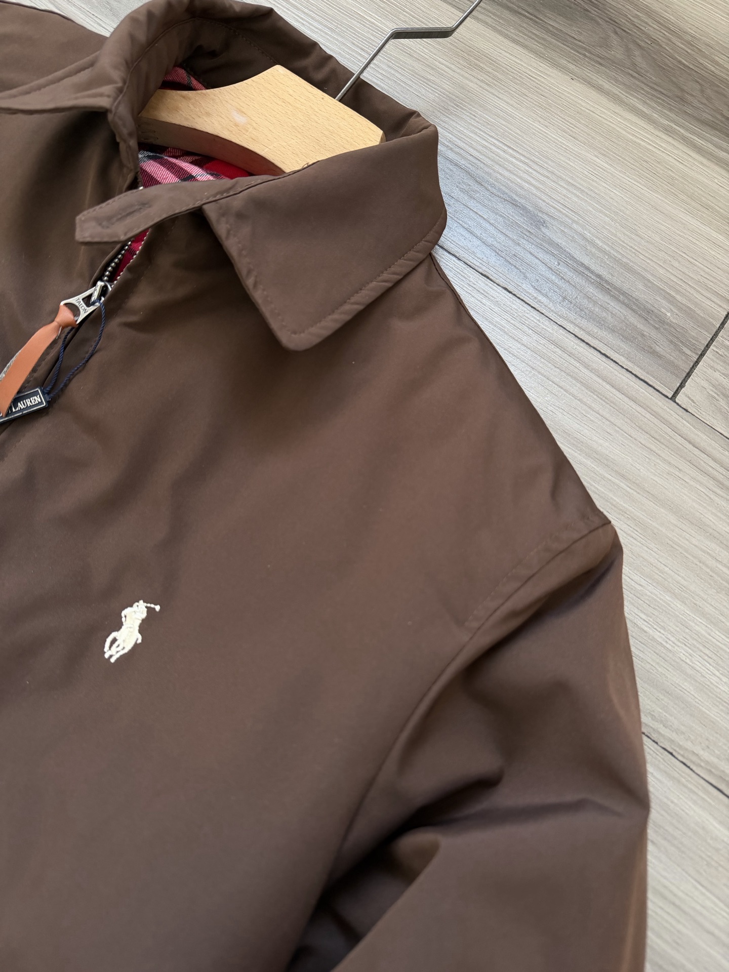 270💰（编号0031）
Ralph Laur＊n丨拉夫家 纯色小标马球刺绣男款商务休闲内里格纹立领拉链棉服夹克外套.
颜色：深咖色.
材质：定织防风防水锦纶面料.
填充：锁温科技保暖棉花
尺码：S M L XL.
辅料：三标齐.带字母拉链头.二维码可扫.
工艺：立体剪裁 刺绣.
品质：高品质.
版型：直筒.
尺码表：
（体重仅为推荐 具体以尺码表为准）
s  胸围118 衣长67 肩宽53 袖长66
推荐100-120斤
m 胸围122 衣长69 肩宽54 袖长66
推荐125-150斤
L  胸围126 衣长71 肩宽55 袖长67
推荐150-170斤
xl 胸围130 衣长73 肩宽57 袖长68
推荐170-195斤