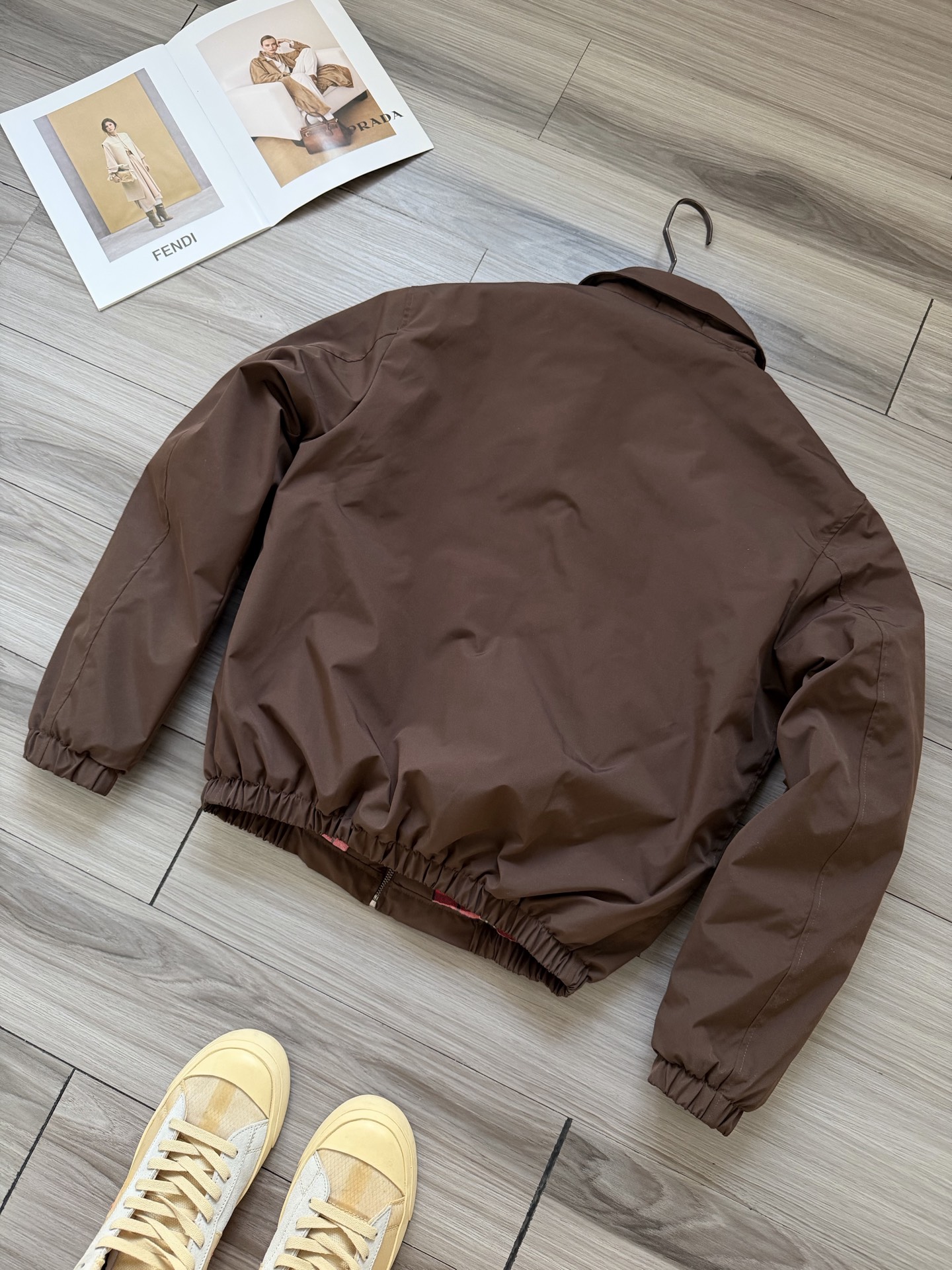 270💰（编号0031）
Ralph Laur＊n丨拉夫家 纯色小标马球刺绣男款商务休闲内里格纹立领拉链棉服夹克外套.
颜色：深咖色.
材质：定织防风防水锦纶面料.
填充：锁温科技保暖棉花
尺码：S M L XL.
辅料：三标齐.带字母拉链头.二维码可扫.
工艺：立体剪裁 刺绣.
品质：高品质.
版型：直筒.
尺码表：
（体重仅为推荐 具体以尺码表为准）
s  胸围118 衣长67 肩宽53 袖长66
推荐100-120斤
m 胸围122 衣长69 肩宽54 袖长66
推荐125-150斤
L  胸围126 衣长71 肩宽55 袖长67
推荐150-170斤
xl 胸围130 衣长73 肩宽57 袖长68
推荐170-195斤