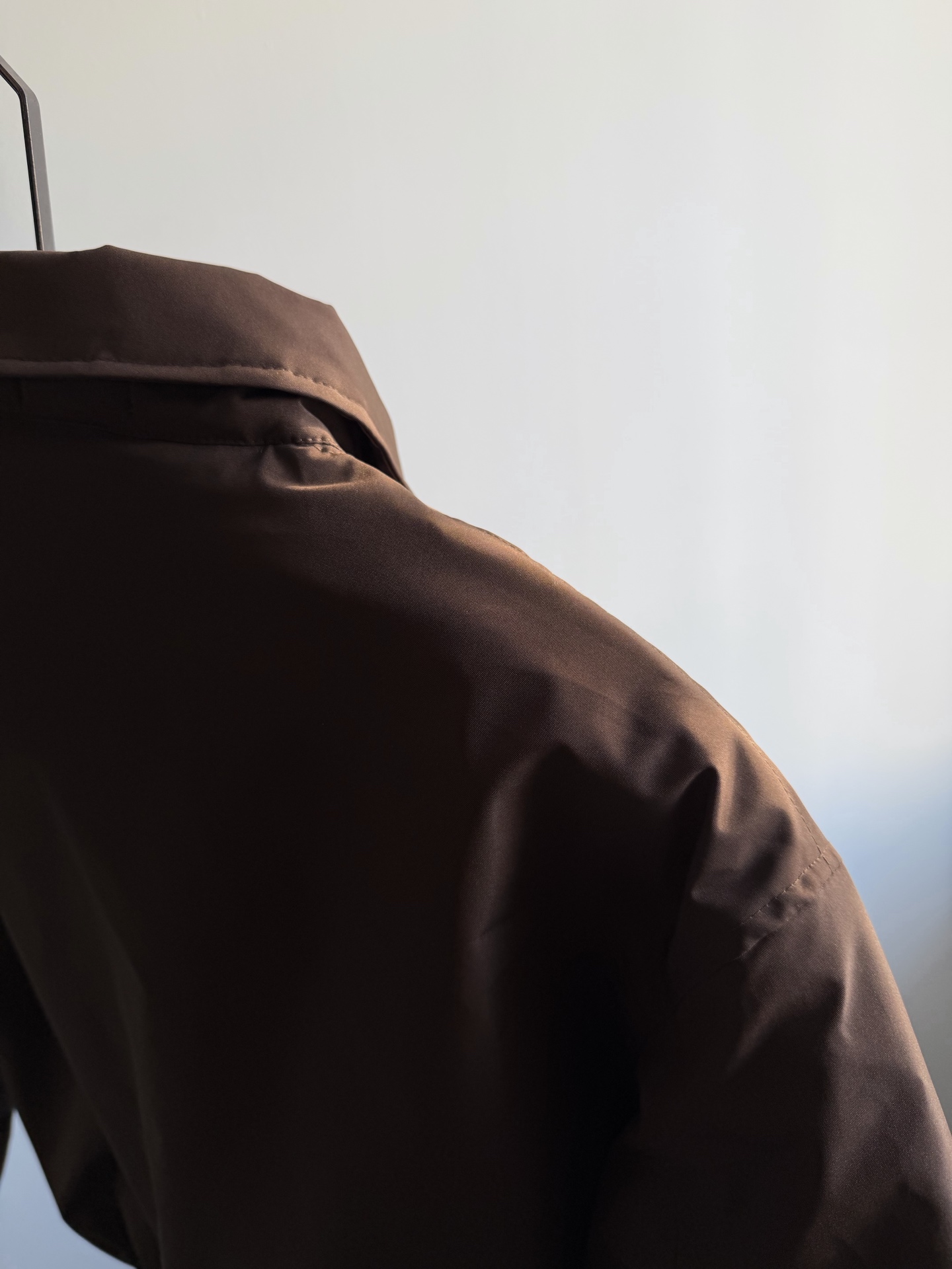 270💰（编号0031）
Ralph Laur＊n丨拉夫家 纯色小标马球刺绣男款商务休闲内里格纹立领拉链棉服夹克外套.
颜色：深咖色.
材质：定织防风防水锦纶面料.
填充：锁温科技保暖棉花
尺码：S M L XL.
辅料：三标齐.带字母拉链头.二维码可扫.
工艺：立体剪裁 刺绣.
品质：高品质.
版型：直筒.
尺码表：
（体重仅为推荐 具体以尺码表为准）
s  胸围118 衣长67 肩宽53 袖长66
推荐100-120斤
m 胸围122 衣长69 肩宽54 袖长66
推荐125-150斤
L  胸围126 衣长71 肩宽55 袖长67
推荐150-170斤
xl 胸围130 衣长73 肩宽57 袖长68
推荐170-195斤