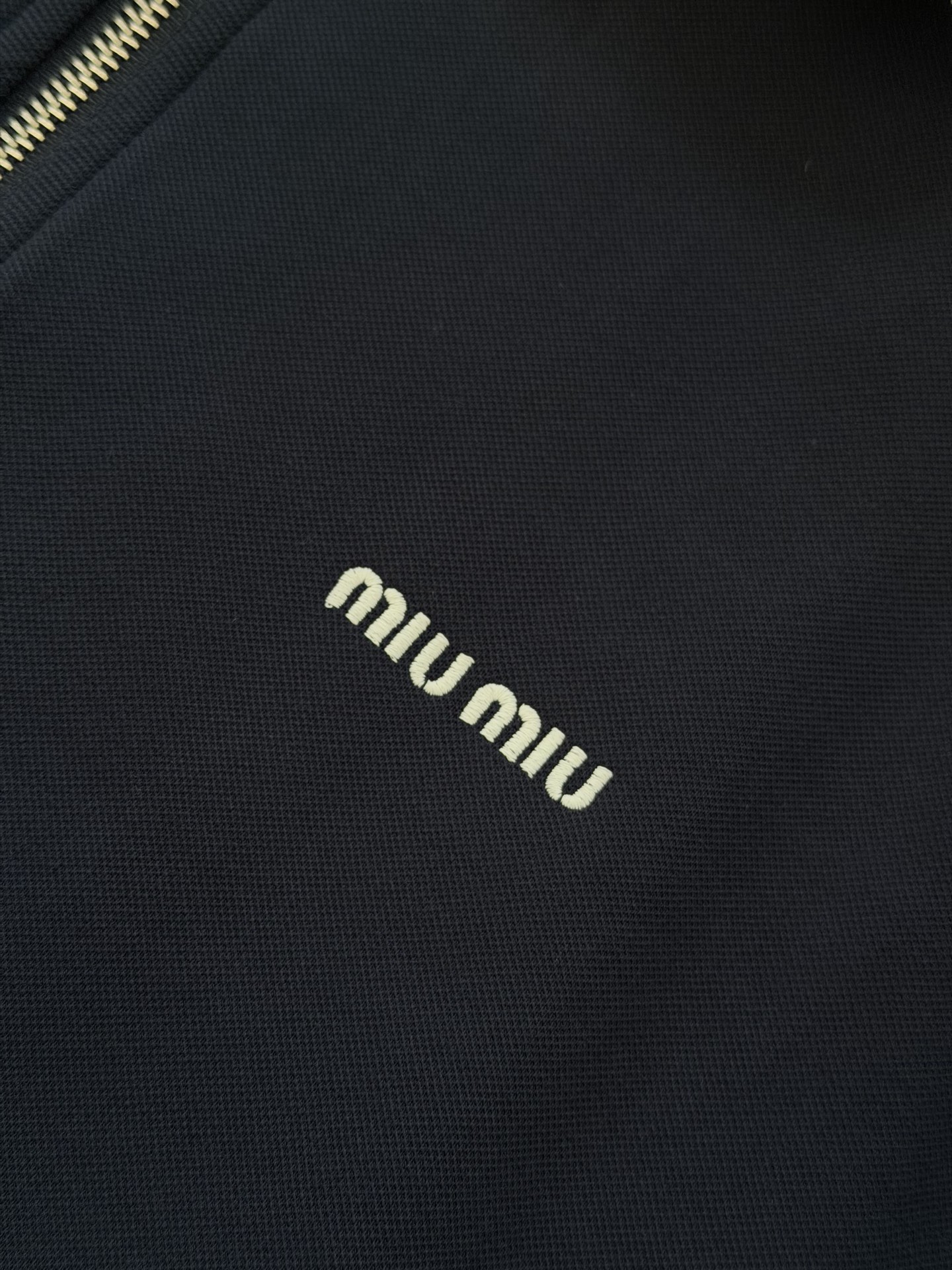 248💰（编号0031）
缪缪｜MIU MIU 25走秀款 徽标字母logo刺绣 男女款撞色针织领拉链夹克外套.
颜色：藏青色.
面料：棉 氨纶 锦纶面料.
工艺：刺绣.
尺码：S M L XL.
版型：直筒
尺码表：
S    胸围118  肩宽54 衣长66
建议：90-115斤
M   胸围122  肩宽56 衣长68
建议：115-140斤
L    胸围126  肩宽57 衣长70
建议：140-165斤
XL  胸围130  肩宽59 衣长72
建议：165-190斤