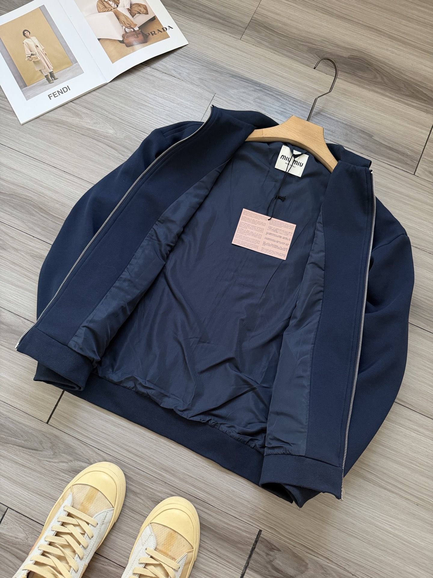 248💰（编号0031）
缪缪｜MIU MIU 25走秀款 徽标字母logo刺绣 男女款撞色针织领拉链夹克外套.
颜色：藏青色.
面料：棉 氨纶 锦纶面料.
工艺：刺绣.
尺码：S M L XL.
版型：直筒
尺码表：
S    胸围118  肩宽54 衣长66
建议：90-115斤
M   胸围122  肩宽56 衣长68
建议：115-140斤
L    胸围126  肩宽57 衣长70
建议：140-165斤
XL  胸围130  肩宽59 衣长72
建议：165-190斤