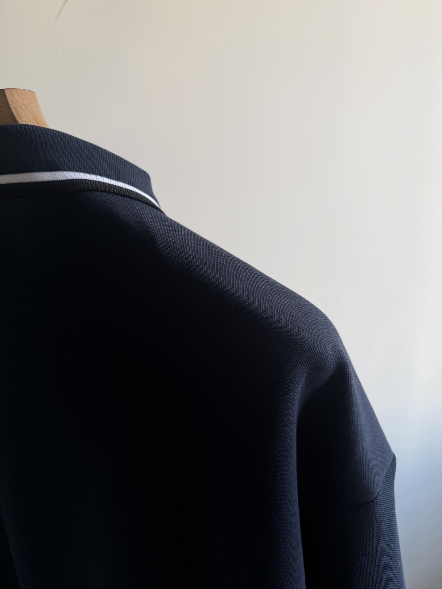 248💰（编号0031）
缪缪｜MIU MIU 25走秀款 徽标字母logo刺绣 男女款撞色针织领拉链夹克外套.
颜色：藏青色.
面料：棉 氨纶 锦纶面料.
工艺：刺绣.
尺码：S M L XL.
版型：直筒
尺码表：
S    胸围118  肩宽54 衣长66
建议：90-115斤
M   胸围122  肩宽56 衣长68
建议：115-140斤
L    胸围126  肩宽57 衣长70
建议：140-165斤
XL  胸围130  肩宽59 衣长72
建议：165-190斤