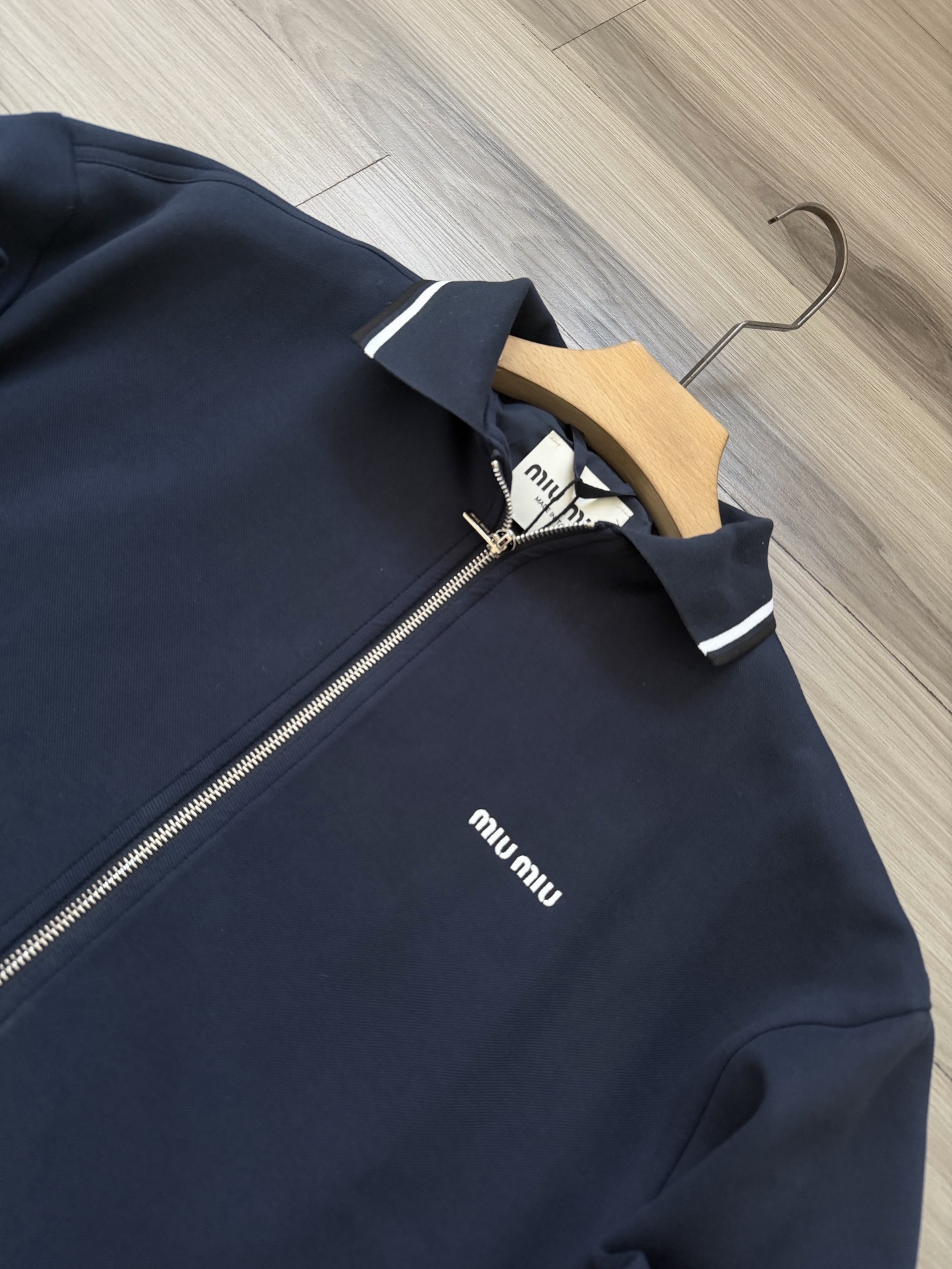 248💰（编号0031）
缪缪｜MIU MIU 25走秀款 徽标字母logo刺绣 男女款撞色针织领拉链夹克外套.
颜色：藏青色.
面料：棉 氨纶 锦纶面料.
工艺：刺绣.
尺码：S M L XL.
版型：直筒
尺码表：
S    胸围118  肩宽54 衣长66
建议：90-115斤
M   胸围122  肩宽56 衣长68
建议：115-140斤
L    胸围126  肩宽57 衣长70
建议：140-165斤
XL  胸围130  肩宽59 衣长72
建议：165-190斤