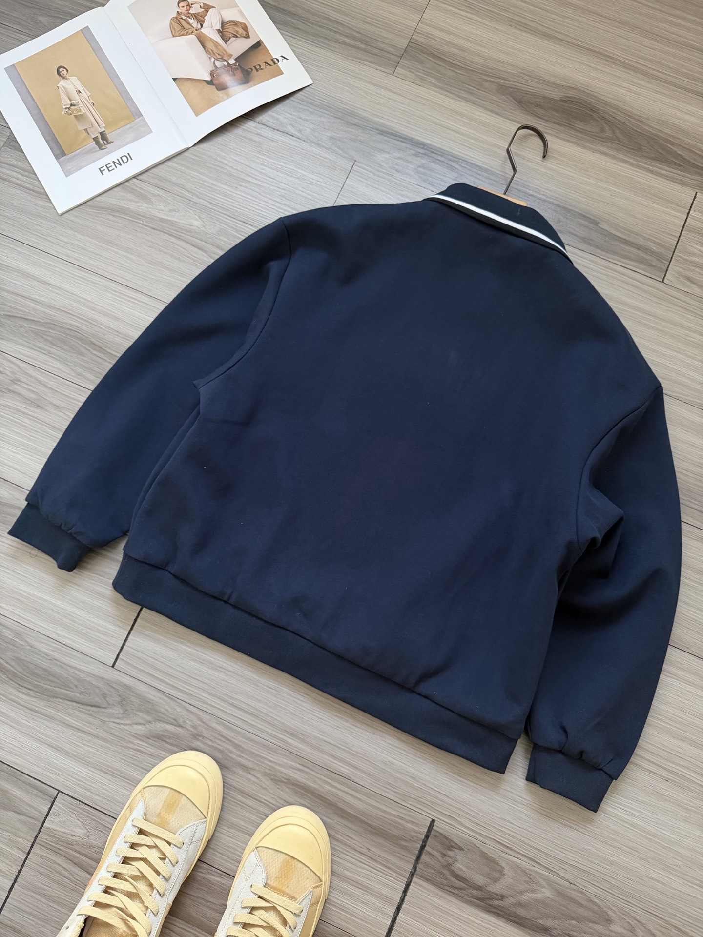 248💰（编号0031）
缪缪｜MIU MIU 25走秀款 徽标字母logo刺绣 男女款撞色针织领拉链夹克外套.
颜色：藏青色.
面料：棉 氨纶 锦纶面料.
工艺：刺绣.
尺码：S M L XL.
版型：直筒
尺码表：
S    胸围118  肩宽54 衣长66
建议：90-115斤
M   胸围122  肩宽56 衣长68
建议：115-140斤
L    胸围126  肩宽57 衣长70
建议：140-165斤
XL  胸围130  肩宽59 衣长72
建议：165-190斤