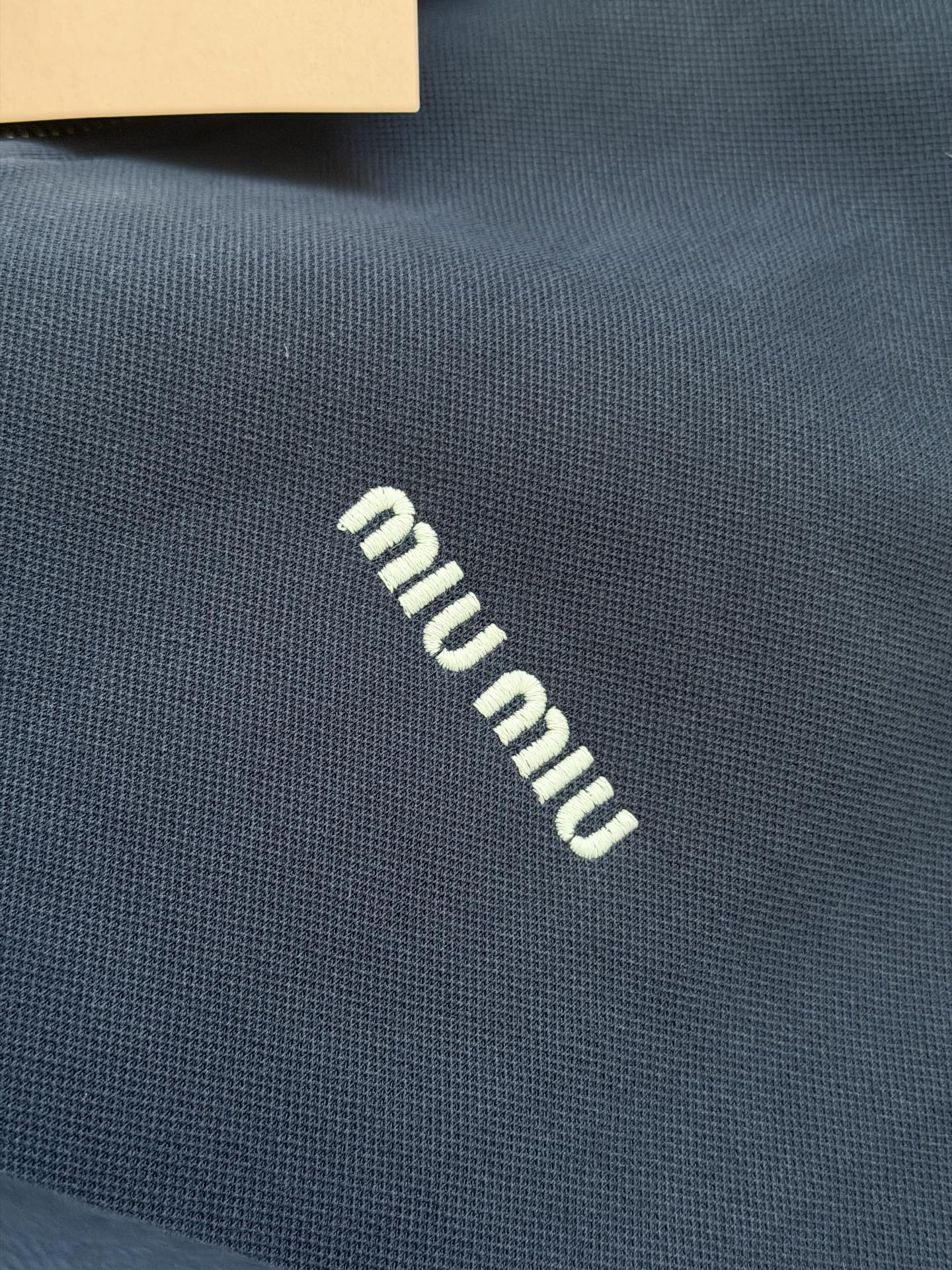 248💰（编号0031）
缪缪｜MIU MIU 25走秀款 徽标字母logo刺绣 男女款撞色针织领拉链夹克外套.
颜色：藏青色.
面料：棉 氨纶 锦纶面料.
工艺：刺绣.
尺码：S M L XL.
版型：直筒
尺码表：
S    胸围118  肩宽54 衣长66
建议：90-115斤
M   胸围122  肩宽56 衣长68
建议：115-140斤
L    胸围126  肩宽57 衣长70
建议：140-165斤
XL  胸围130  肩宽59 衣长72
建议：165-190斤