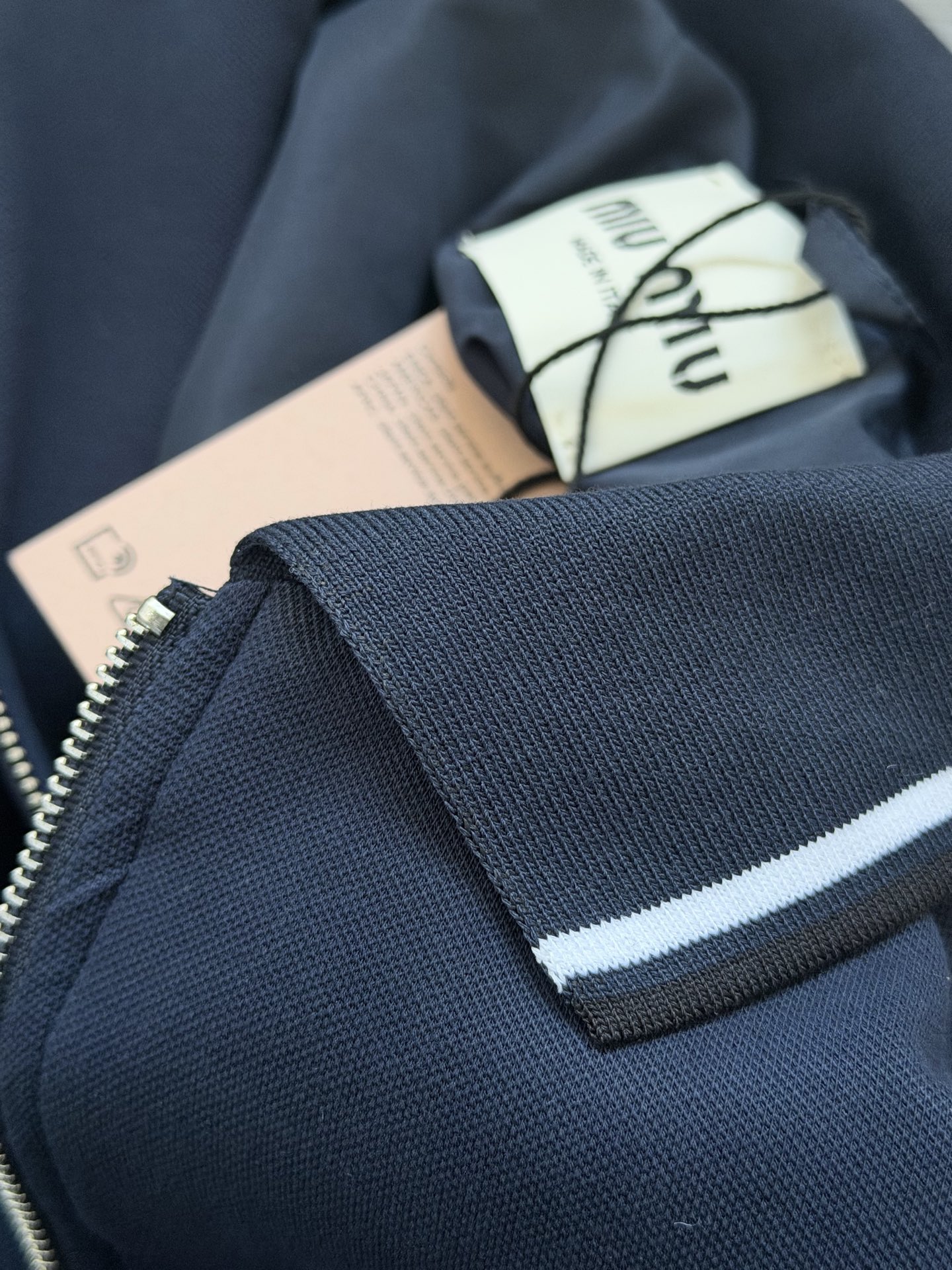 248💰（编号0031）
缪缪｜MIU MIU 25走秀款 徽标字母logo刺绣 男女款撞色针织领拉链夹克外套.
颜色：藏青色.
面料：棉 氨纶 锦纶面料.
工艺：刺绣.
尺码：S M L XL.
版型：直筒
尺码表：
S    胸围118  肩宽54 衣长66
建议：90-115斤
M   胸围122  肩宽56 衣长68
建议：115-140斤
L    胸围126  肩宽57 衣长70
建议：140-165斤
XL  胸围130  肩宽59 衣长72
建议：165-190斤