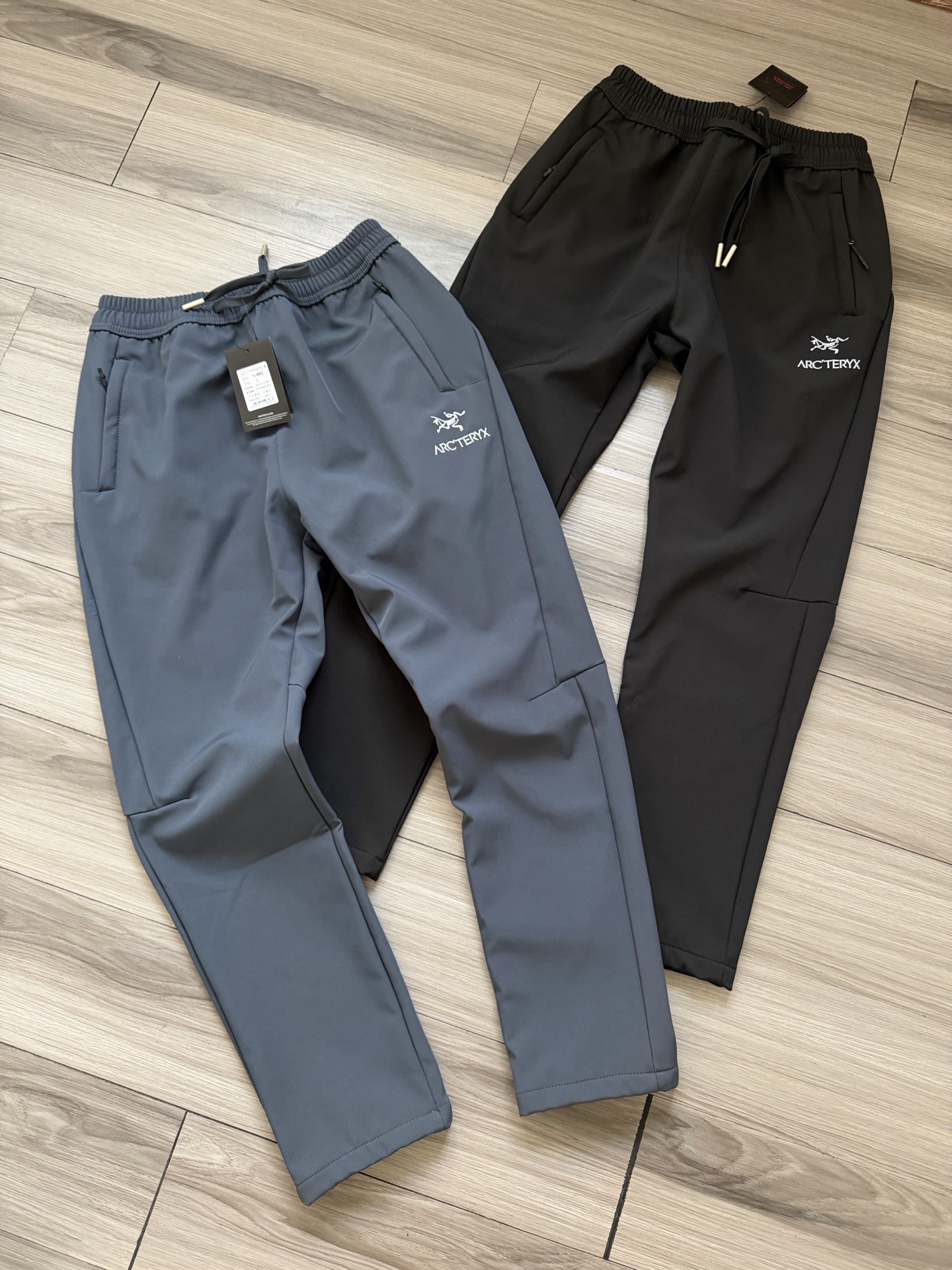 💰240
ARC'TERYX始祖鸟 前后刺绣LOGO 男款四面弹户外登山跑步加绒长裤. 
颜色：蓝灰色 黑色.
面料：四面弹防水透气加绒面料.
工艺：刺绣  立体剪裁.
尺码： L XL 2XL 3Xl 4XL.
品质：高品质.
版型：直筒.
尺码表：
(体重为推荐具体以尺码表为准)
l    腰围77 臀围104 裤长97
体重：100-120斤.
xl  腰围80 臀围108 裤长99
体重：120-140斤.
2x 腰围83 臀围112 裤长102
体重：140-160斤.
3x 腰围87 臀围118 裤长105
体重：160-180斤.
4x 腰围90 臀围122 裤长104
体重：180-200斤.