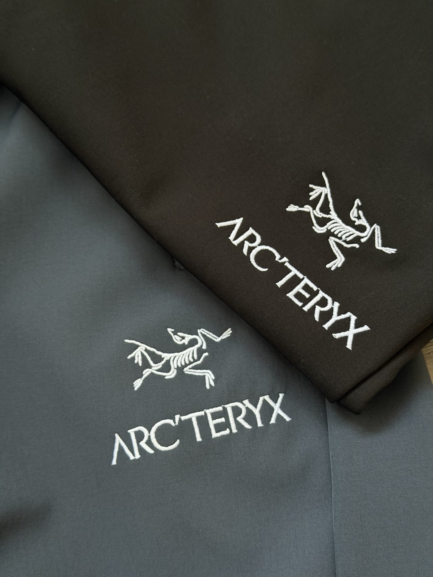 ARC'TERYX始祖鸟 前后刺绣LOGO 男款四面弹户外登山跑步加绒长裤. 颜色:蓝灰色 黑色. 面料:四面弹防水透气加绒面料. 工艺:刺绣 立体剪裁 品质:高品质. 版型:直筒. 尺码表: (体重为推荐具体以尺码表为准) l 腰围77 臀围104 裤长97 体重:100-120斤. xl 腰围80 臀围108 裤长99 体重:120-140斤. 2x 腰围83 臀围112 裤长102 体重:140-160斤. 3x 腰围87 臀围118 裤长105 体重:160-180斤. 4x 腰围90 臀围122 裤长104 体重:180-200斤.