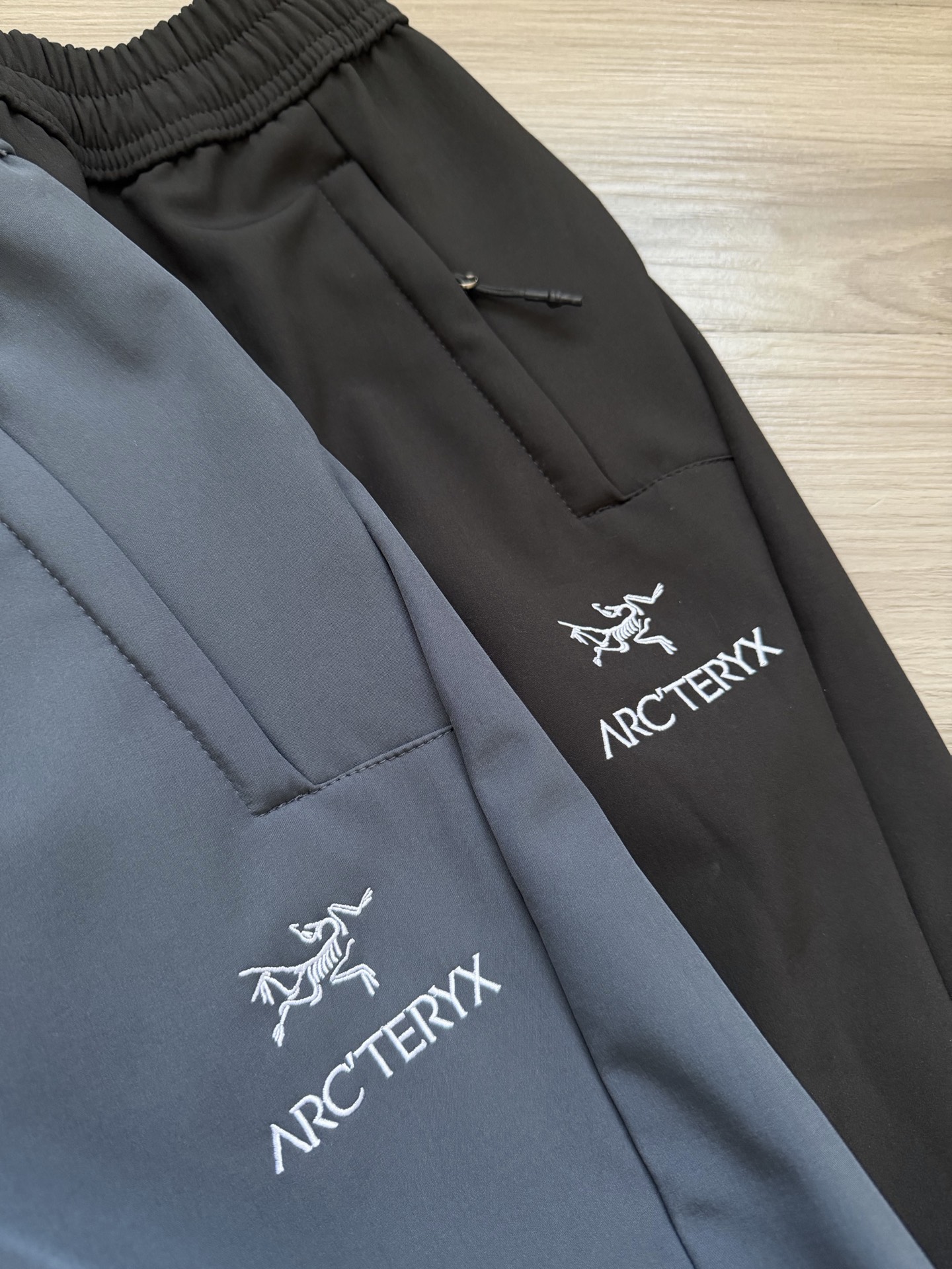 ARC'TERYX始祖鸟 前后刺绣LOGO 男款四面弹户外登山跑步加绒长裤. 颜色:蓝灰色 黑色. 面料:四面弹防水透气加绒面料. 工艺:刺绣 立体剪裁 品质:高品质. 版型:直筒. 尺码表: (体重为推荐具体以尺码表为准) l 腰围77 臀围104 裤长97 体重:100-120斤. xl 腰围80 臀围108 裤长99 体重:120-140斤. 2x 腰围83 臀围112 裤长102 体重:140-160斤. 3x 腰围87 臀围118 裤长105 体重:160-180斤. 4x 腰围90 臀围122 裤长104 体重:180-200斤.