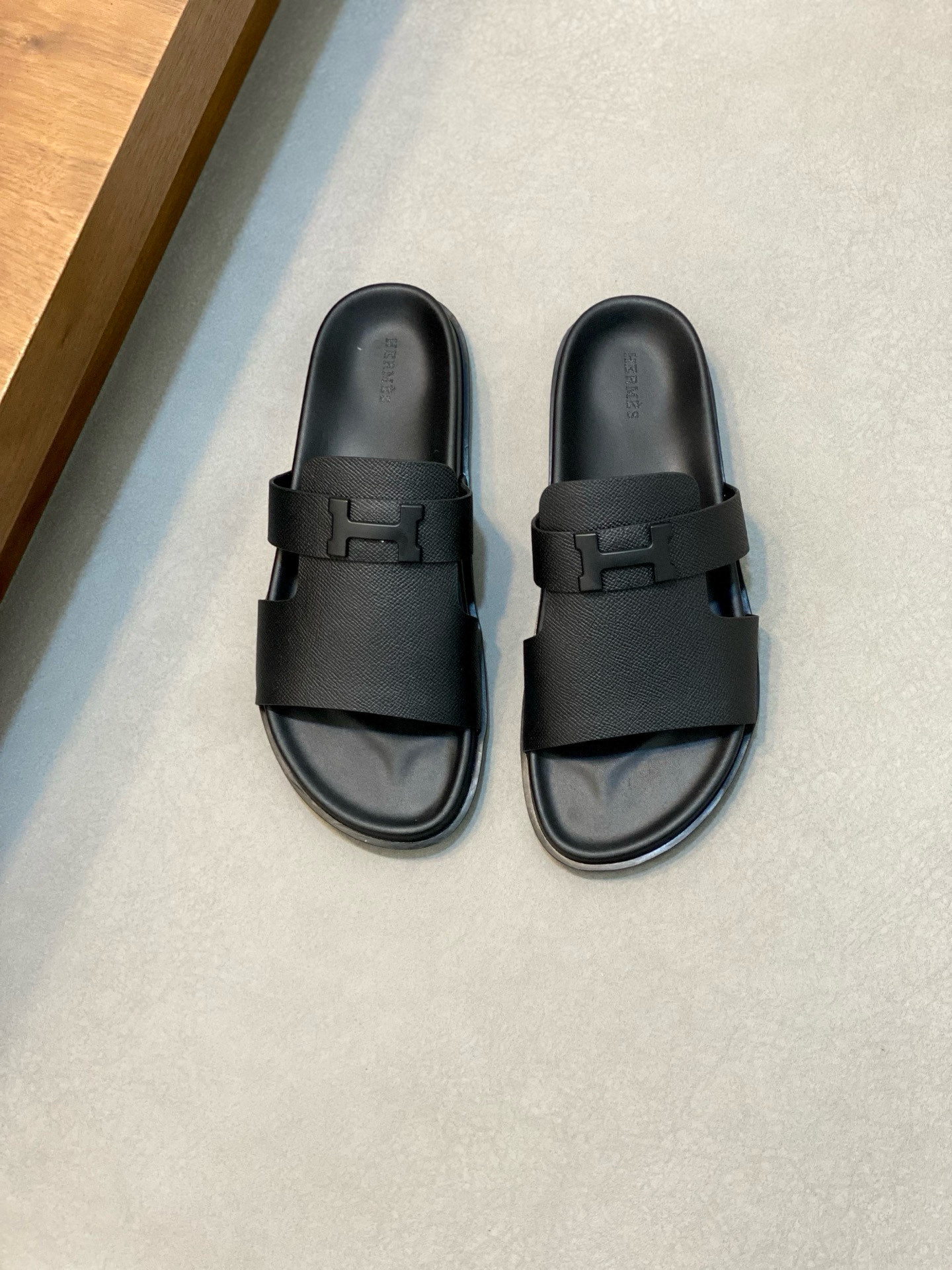 Hermès Men's Leather Sandal - Comfortable, Durable, and Stylish Slip-Ons