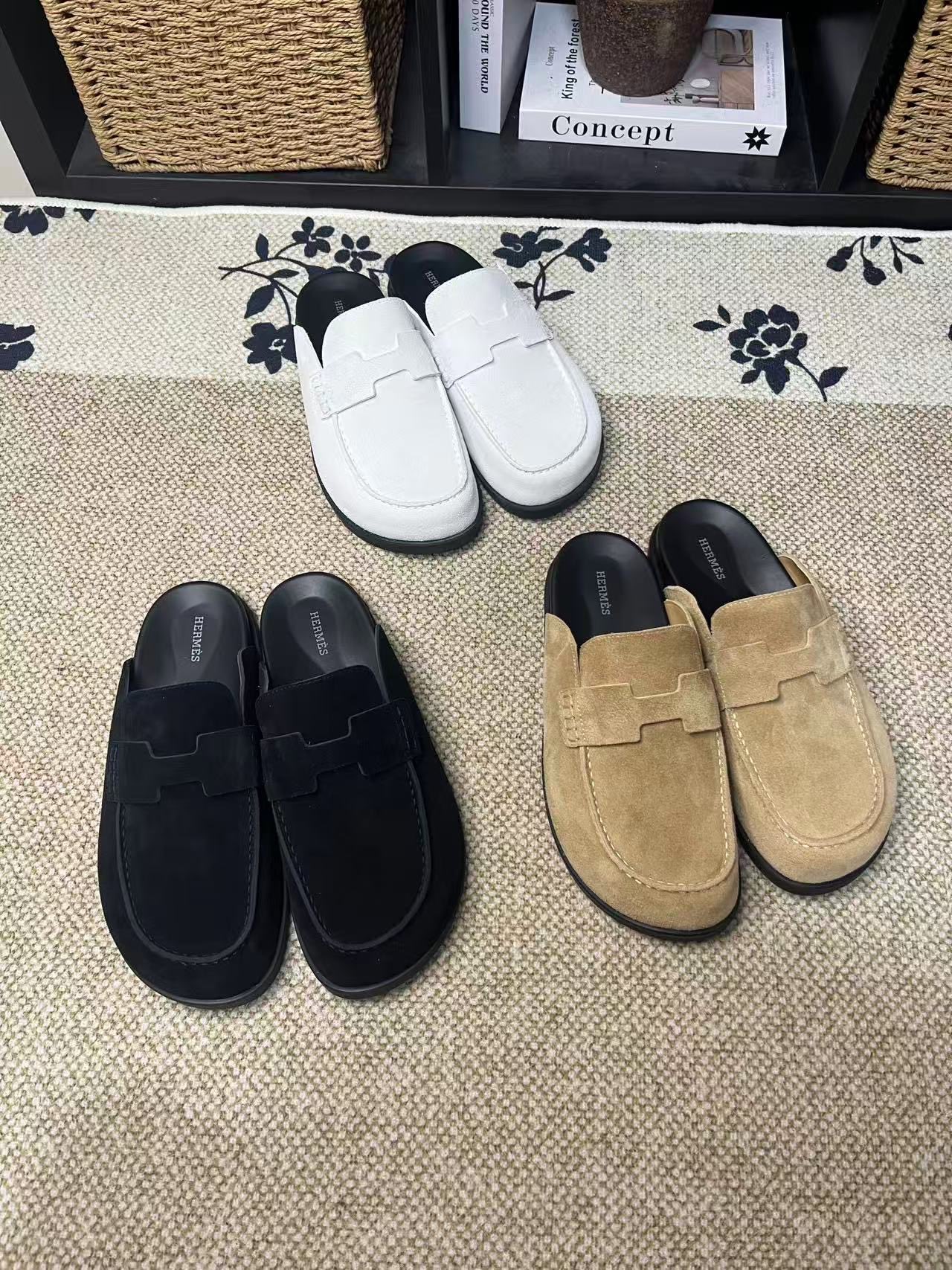 情侣款HERMES爱马仕呆萌半拖. 夏天真的太需要百搭拖鞋了,怎么搭配都好看,随意且高级的感觉 舒适度也很棒,搭配各种彩色袜子,潮爆了 爱马仕新款半拖鞋 高品质 ●鞋面:进口牛反绒 ●内里:进口羊皮 ●垫脚:进口混种羊皮 ●大底:Tpu防滑耐磨大底 ●码数:男39-46 女35-40