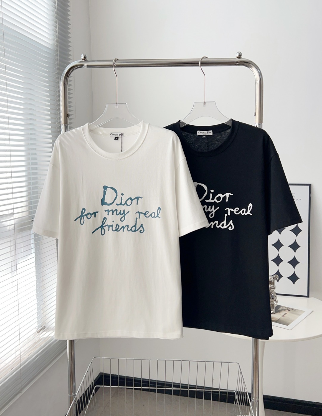 💰85
Dior迪奥字母印花圆领T恤 终于等到Dior的新季爆款!这件字母刺绣短袖恤,简约中藏着高级定制的“小心机”--经典Diorloqo跃然于胸前,像是把巴黎时装周的DNA直接穿在身上。面料是春夏专属的丝光棉,触感软糯得像云朵,透气性满分!剪裁绝了-微微落肩设计+宽松廓形,单穿慵懒随性,叠搭西装秒变高级玩家“一衣多穿’
颜色:白色 黑色
尺码:S M L XL
S 衣长70 胸围50.5 肩宽50
M 衣长72 胸围52.5 肩宽52
L 衣长74 胸围56.5 肩宽54
XL 衣长76 胸围58.5 肩宽56