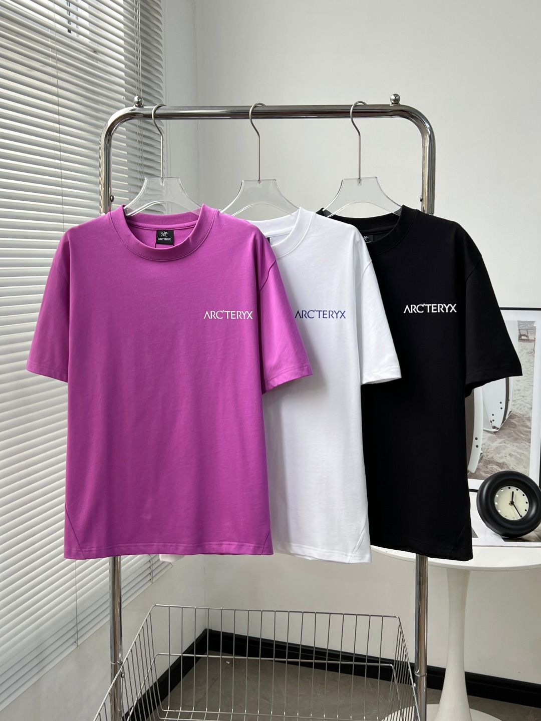 💰95
ARCTERYX始祖鸟25款最新模糊鸟logo体恤  新品嘎嘎好看!越看越上头的多巴胺颜色!直戳心尖尖! 一到手的第一感觉是这次体恤真的真的好轻好滑呀!一方面因为用了棉花中的贵族-SUPIMA®棉，材质更亲肤更透气凉爽;一方面整体也是考虑户外运动用了轻重量设计。
此外，这个logo设计弟确实太吸睛了，真的很有动态感，正面是经典字母logo，真的真的值得一买!男女同款哦！
颜色：紫色  白的  黑色
尺码：S  M  L  XL 
S衣长71  胸围56 肩宽48
M衣长73  胸围58  肩宽50
L衣长74  胸围60  肩宽62
XL衣长76  胸围62  肩宽54