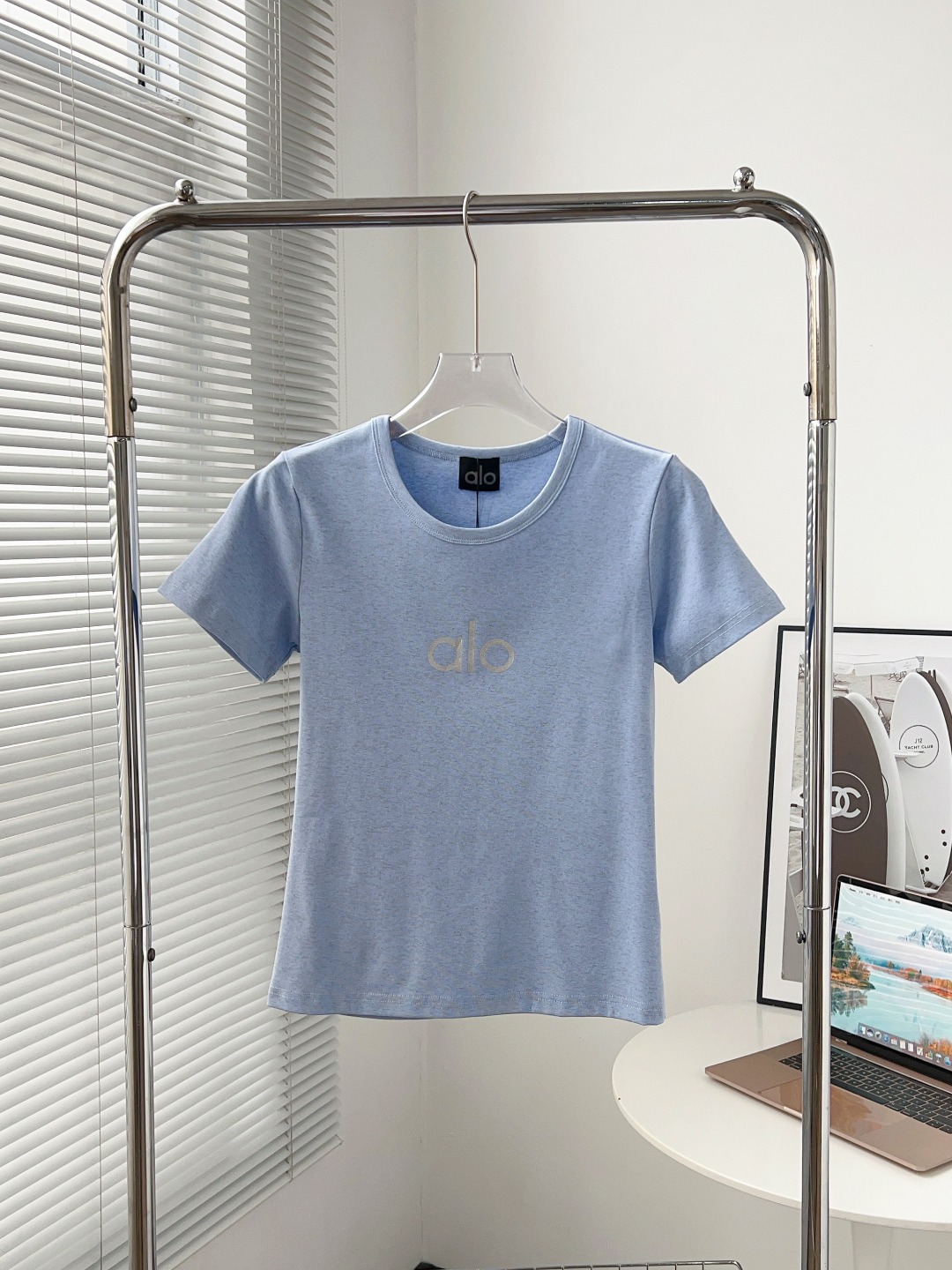 ALO Mujer Camiseta de Manga Corta con Logo Estampado - Comodidad y Estilo 4 o 1iok4ui6e1m3u1g7k1eoe1if17f10