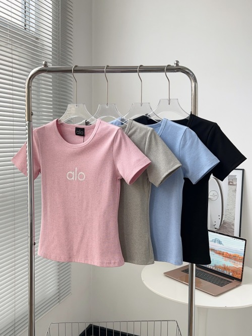 ALO Mujer Camiseta de Manga Corta con Logo Estampado - Comodidad y Estilo 1 ALO Mujer Camiseta de Manga Corta con Logo Estampado – Comodidad y Estilo