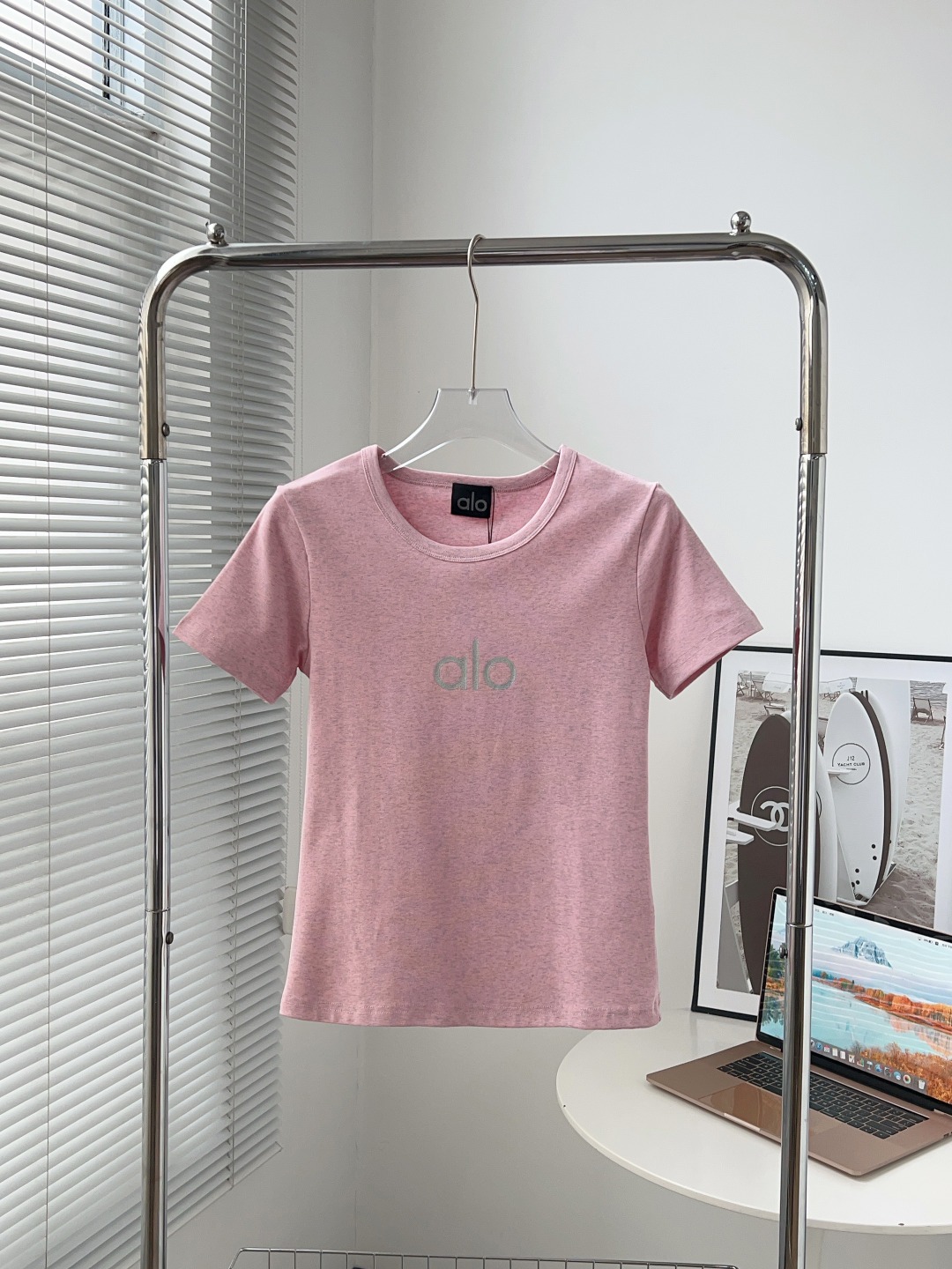 ALO Mujer Camiseta de Manga Corta con Logo Estampado - Comodidad y Estilo 3 o 1iok4ui6fvnp1k8gb371c5r1jr11
