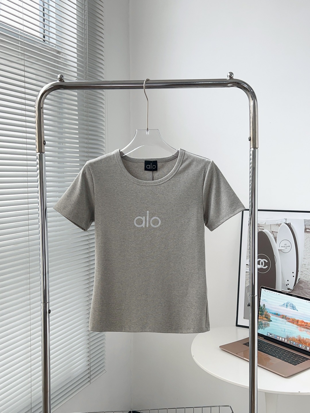 ALO Mujer Camiseta de Manga Corta con Logo Estampado - Comodidad y Estilo 5 o 1iok4ui6g1gc91s3k9bv15b1186v3