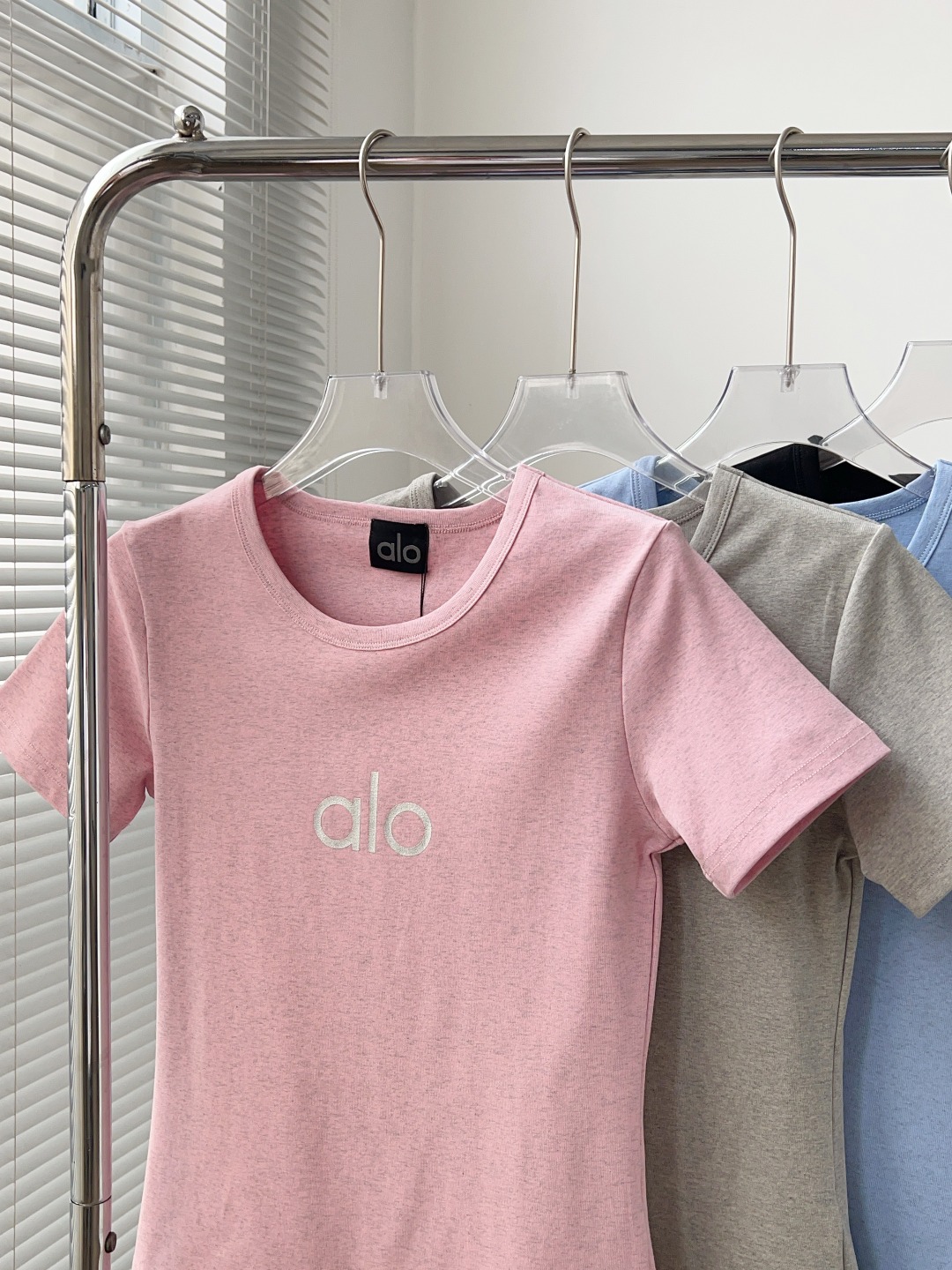 ALO Mujer Camiseta de Manga Corta con Logo Estampado - Comodidad y Estilo 8 o 1iok4ui6gve81kam162qv0kds35