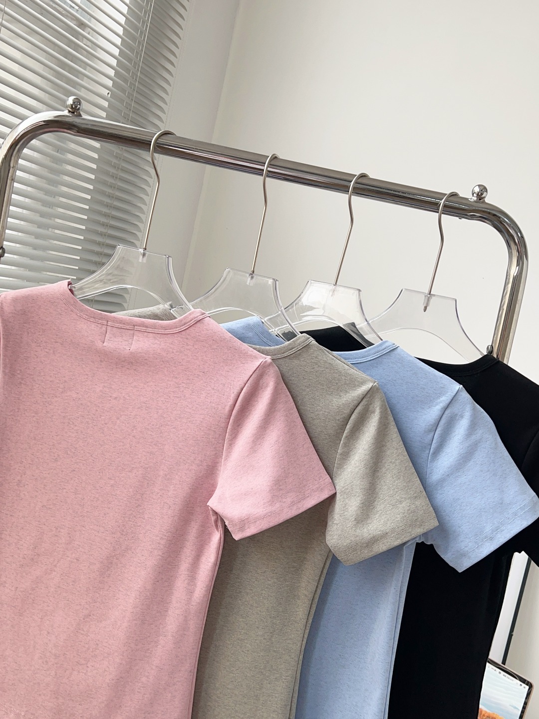 ALO Mujer Camiseta de Manga Corta con Logo Estampado - Comodidad y Estilo 9 o 1iok4ui6hg6lb5214p1n0i1m1e8