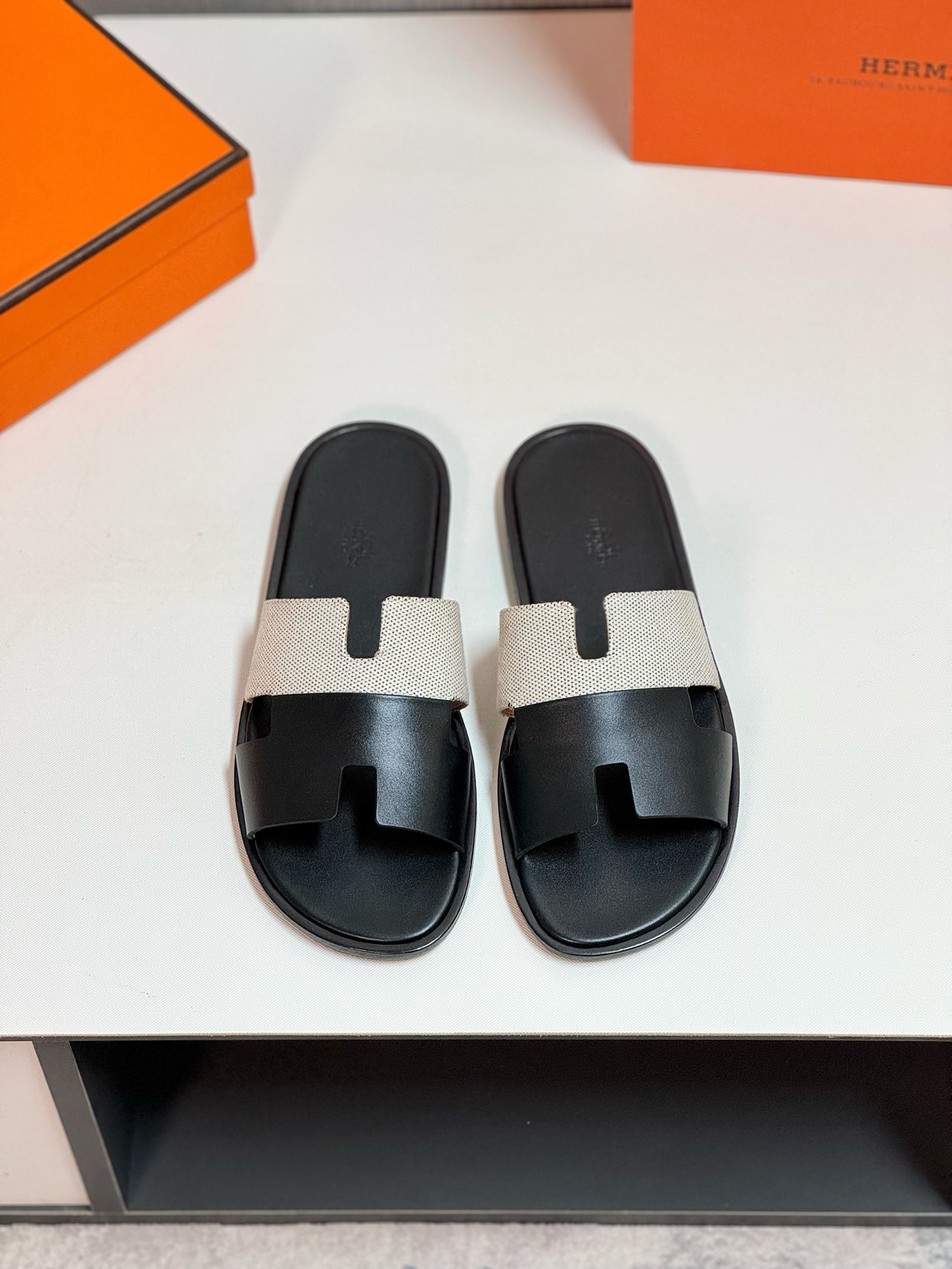 NO:419908,[HERMS] Size38-44 (customized by 45.46.47) Hermes' highest quality classic H slippers~high-end men's sandals, beach shoes and slippers~the counter synchronizes~the original order purchasing agent!  Original imported upper cowhide inner cowhide foot pad original genuine leather sole!  ,slippers,hermes,hermes,sandals,slippers,cowhide,Leather soles19860909【HERMS】 Size38-44（45.46.47定制） 爱马仕最高品质经典H拖鞋～高端男士凉鞋沙滩鞋拖鞋～专柜同步～原单代购货！原版进口鞋面牛皮内里牛皮垫脚原版真皮大底！,拖鞋,hermes,hermes,sandals,slippers,cowhide,Leather soles,Women's Shoes