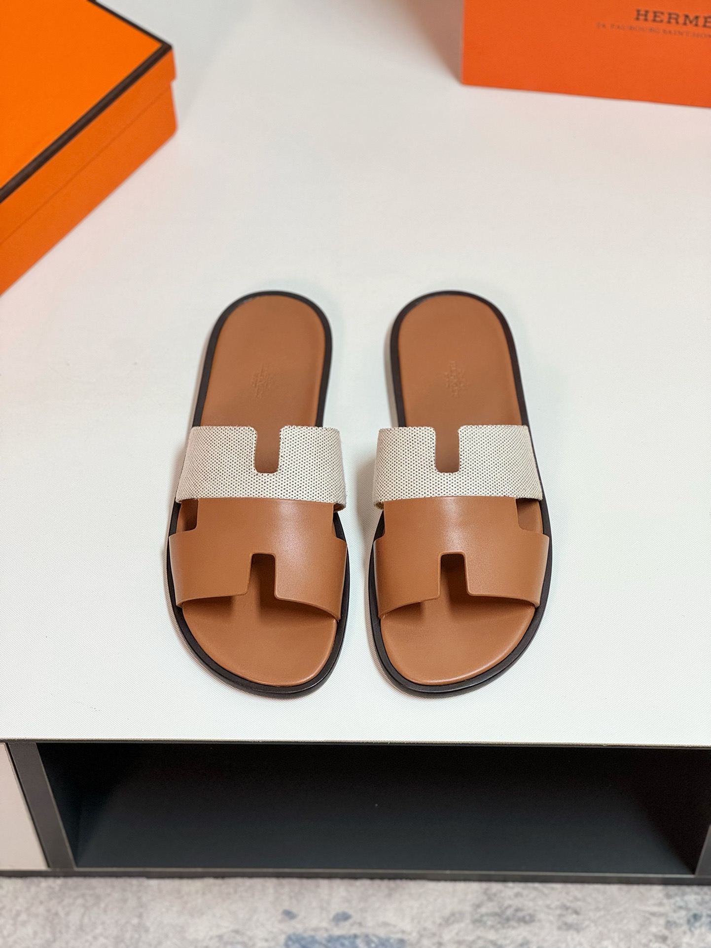 NO:419859,[HERMS] Size38-44 (customized by 45.46.47) Hermes' highest quality classic H slippers~high-end men's sandals, beach shoes and slippers~the counter synchronizes~the original order purchases!  Original imported upper cowhide inner cowhide foot pad original genuine leather sole!  ,slippers,hermes,hermes,sandals,slippers,cowhide,Leather soles19860909【HERMS】Size38-44（45.46.47定制） 爱马仕最高品质经典H拖鞋～高端男士凉鞋沙滩鞋拖鞋～专柜同步～原单代购货！原版进口鞋面牛皮内里牛皮垫脚原版真皮大底！,拖鞋,hermes,hermes,sandals,slippers,cowhide,Leather soles,Women's Shoes