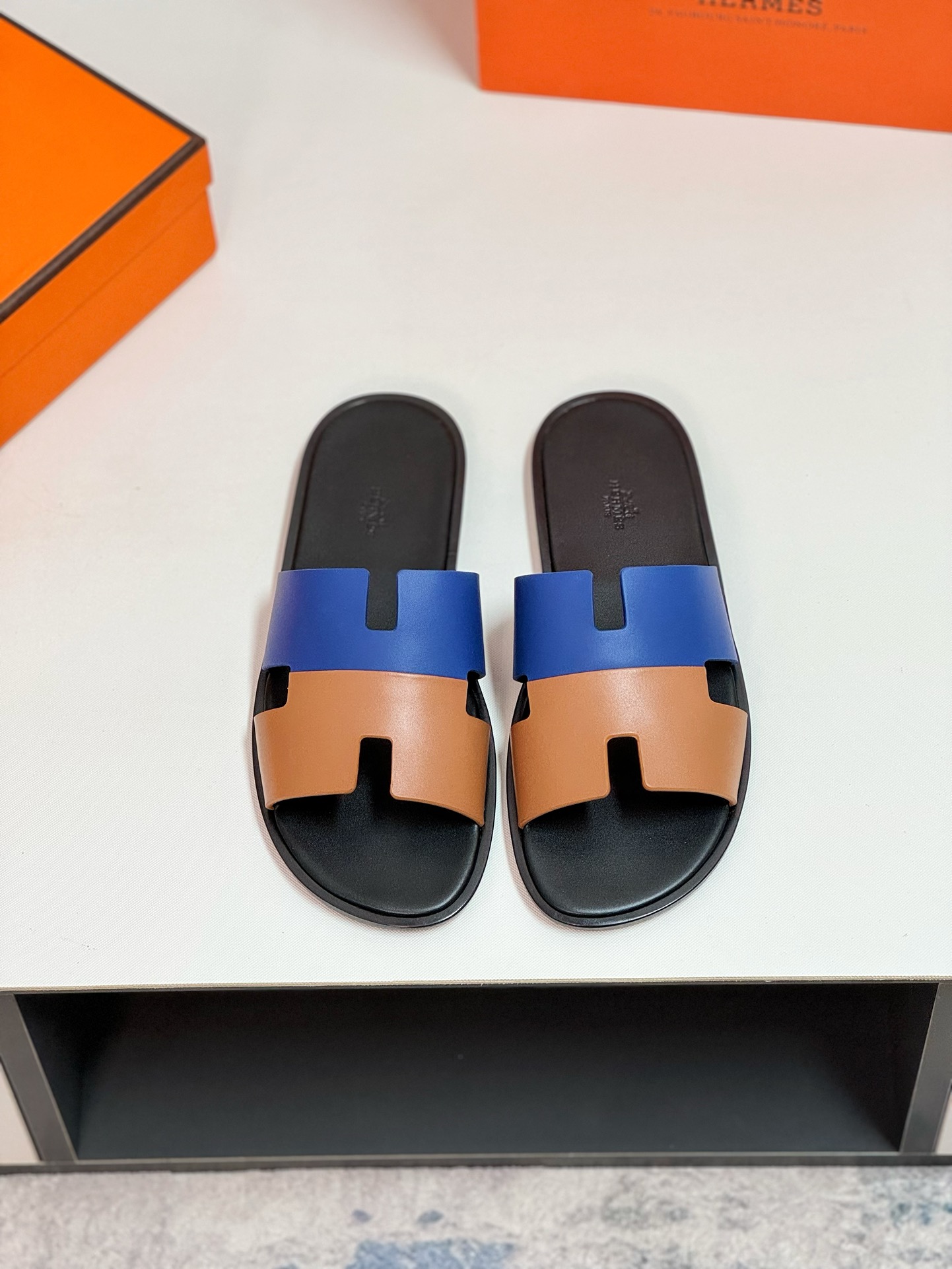 NO:419869,[HERMS] Size38-44 (customized by 45.46.47) Hermes' highest quality classic H slippers~high-end men's sandals, beach shoes and slippers~the counter synchronizes~the original order purchasing agent!  Original imported upper cowhide inner cowhide foot pad original genuine leather sole!  ,slippers,hermes,hermes,sandals,slippers,cowhide,Leather soles19860909【HERMS】 Size38-44（45.46.47定制） 爱马仕最高品质经典H拖鞋～高端男士凉鞋沙滩鞋拖鞋～专柜同步～原单代购货！原版进口鞋面牛皮内里牛皮垫脚原版真皮大底！,拖鞋,hermes,hermes,sandals,slippers,cowhide,Leather soles,Women's Shoes