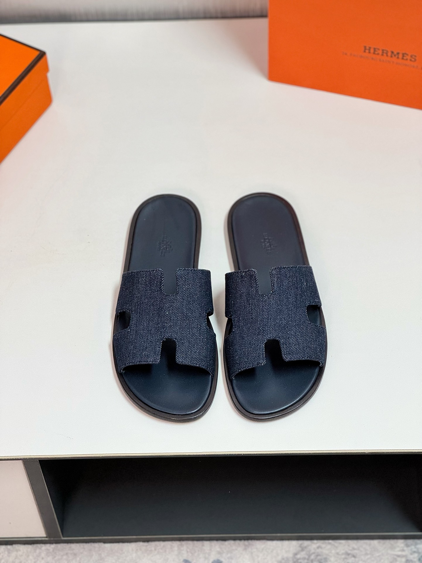 NO:419880,[HERMS] Size38-44 (customized by 45.46.47) Hermes' highest quality classic H slippers~high-end men's sandals, beach shoes and slippers~the counter synchronizes~the original order purchases!  Original imported upper cowhide inner cowhide foot pad original genuine leather sole!  ,slippers,hermes,hermes,sandals,slippers,cowhide,Leather soles19860909【HERMS】Size38-44（45.46.47定制） 爱马仕最高品质经典H拖鞋～高端男士凉鞋沙滩鞋拖鞋～专柜同步～原单代购货！原版进口鞋面牛皮内里牛皮垫脚原版真皮大底！,拖鞋,hermes,hermes,sandals,slippers,cowhide,Leather soles,Women's Shoes